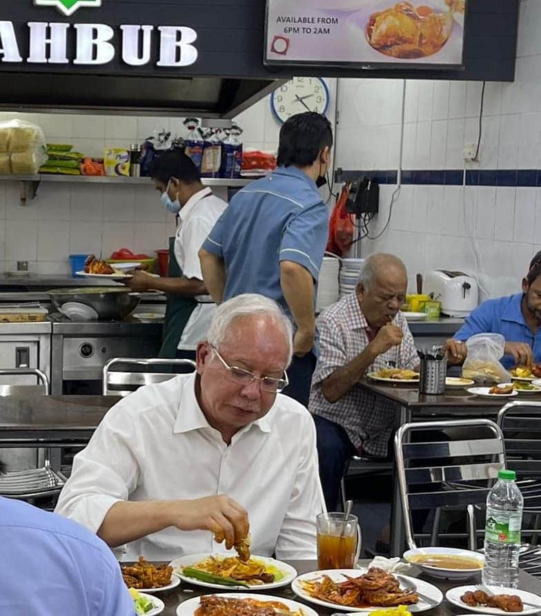 ナジブ・ラザクのインスタグラム：「Sudah agak lama tak keluar makan.  Hari ini ada masa sikit saya ke Mahbub.  Pernah makan sini?  Nasi kandar dia ok sedap.  Makan dengan pegawai dan pengawal keselamatan saya.  Ada pekerja dan pelanggan lain datang bercakap sikit, luahkan masalah.  Saya juga bertanya khabar dengan mereka.  Ramai mengeluh pendapatan terjejas, kerja sudah kurang.  Mereka bimbang akan keadaan semasa dan impak terhadap keluarga di rumah.  Keadaan ekonomi lembab dan ramai kata tidak yakin akan pulih jika tidak dilakukan sesuatu dengan segera.  Amat, amat membimbangkan.」