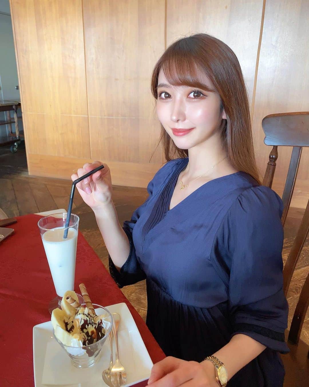 MAYUさんのインスタグラム写真 - (MAYUInstagram)「. ラウンド後のデザートシリーズ💕笑 . この日はチョコバナナサンデー🍌🍫🍨✨ 美味しかった〜😋 甘いもの大好きなので、何個でも食べられそうでした🤣❣️ 運動後の疲れた身体に沁み渡る、、✨ . そして最近はアイスミルクにはまってます🥛 . #ゴルフ女子#ゴルフ初心者#ゴルフ#ゴルフコーデ#デザート#パフェ#成田ゴルフ倶楽部#golf#golfgirl#dessert #sweets#herlipto」2月23日 17時19分 - mayu.kina_golf