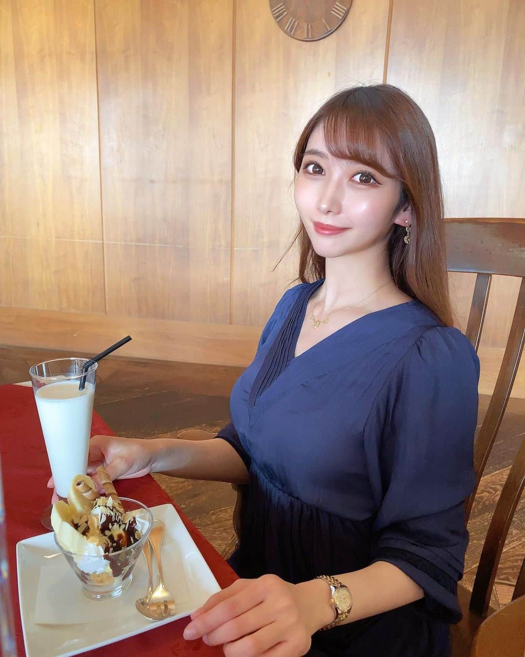 のインスタグラム：「. ラウンド後のデザートシリーズ💕笑 . この日はチョコバナナサンデー🍌🍫🍨✨ 美味しかった〜😋 甘いもの大好きなので、何個でも食べられそうでした🤣❣️ 運動後の疲れた身体に沁み渡る、、✨ . そして最近はアイスミルクにはまってます🥛 . #ゴルフ女子#ゴルフ初心者#ゴルフ#ゴルフコーデ#デザート#パフェ#成田ゴルフ倶楽部#golf#golfgirl#dessert #sweets#herlipto」