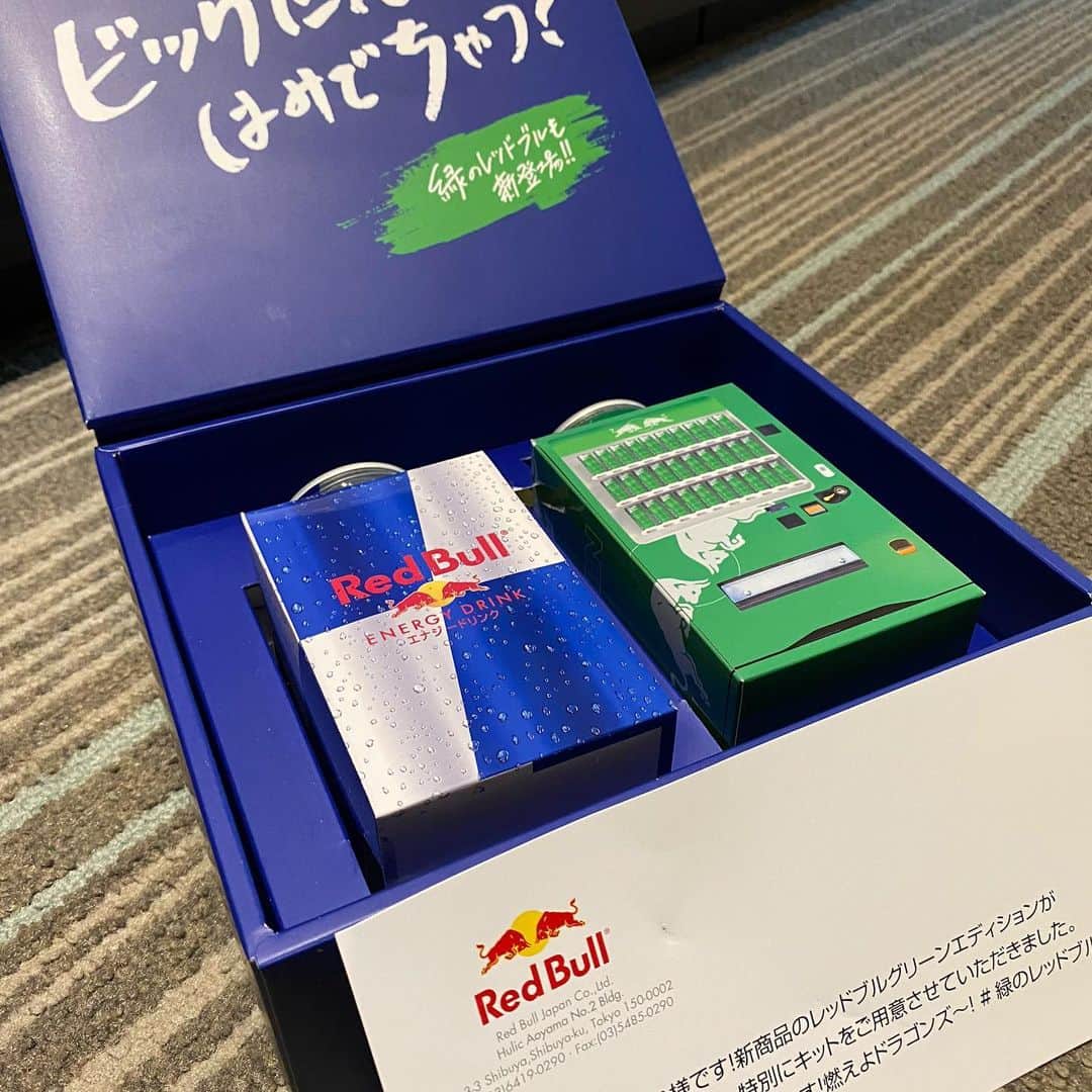 山本拓実のインスタグラム：「Red Bullの差し入れ頂きました！！ いつもありがとうございます🙇‍♀️ キャンプも最終クールを残すのみとなったのでこれ飲んでもう一踏ん張り頑張ります！✨  #redbull  #ビッグになってはみでちゃう？ #緑のレッドブル  2枚目はRed Bull飲んで強くなりましたって写真を撮ろうとしたけど全然思いつかず行き詰まってる図です。笑  #この時は遠近法を使おうとしてる #全然できてない #試行錯誤の繰り返し #野球も同じ #マスクは撮影時のみ外してます」