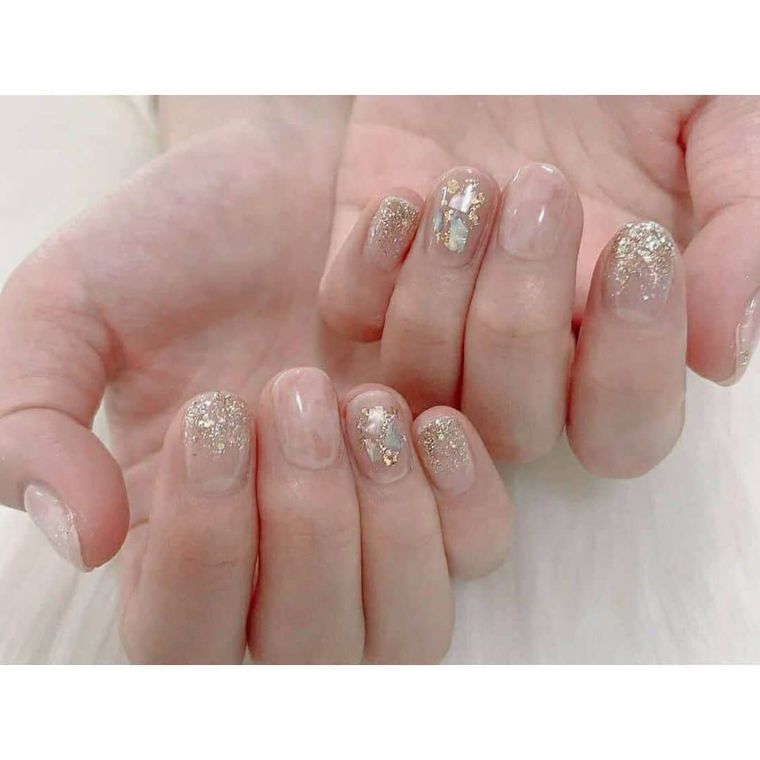 宮崎理奈さんのインスタグラム写真 - (宮崎理奈Instagram)「. . . 春先取りネイル💅 ピンクベージュ系で もやもやさせたり、ラメでキラキラさせたり、misaさん(@misamisa124 )の愛情感じるネイル❤ . . 1番お気に入りだったの！ . . . . #nailart #nails #nail #ネイルデザイン #デザインネイル #春ネイル #もやもやネイル #ラメネイル #表参道ネイルサロン #麻布十番ネイルサロン #東京ネイルサロン #大人ネイル #ピンクネイル #ベージュネイル」2月23日 17時21分 - rina.miyazaki0221