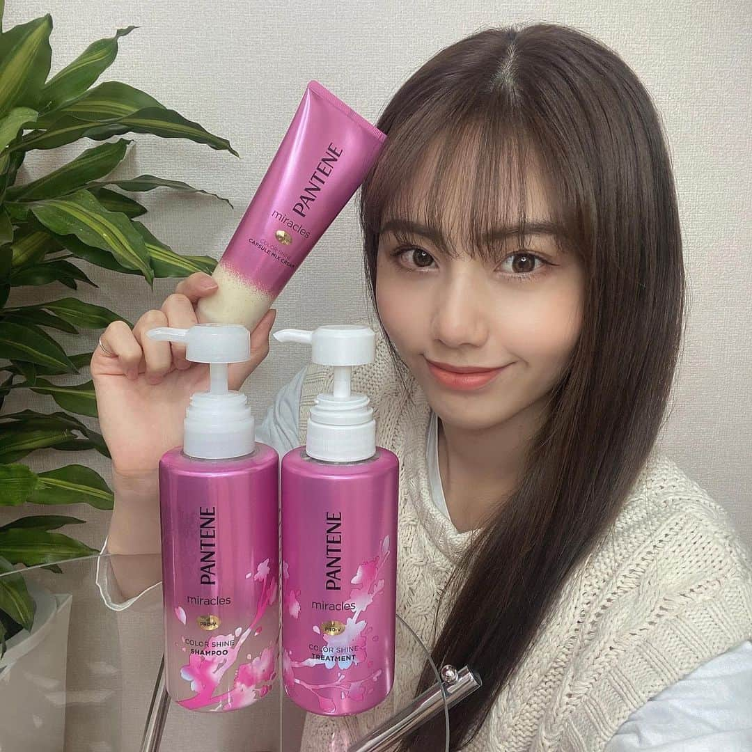 宮瀬いとさんのインスタグラム写真 - (宮瀬いとInstagram)「･ ･ ･ @pantene_jp_official のパンテーンミラクルズ 色落ち防止シリーズを使わせて頂きました🌸 ･ ･ もうね、今までも色んなシャンプー使ってきたけど、その中でもかなり良かったです👑✨✨ ･ まずシャンプーの泡立ちがすごく良くて洗い上がりはシャンプーの時点でツヤっツヤ。トリートメントでさらにダメージ補修してくれて洗い流すトリートメントまで使えば色落ち防止効果もupするから本当に言うことなし🥲 ･ わたしは夏にブリーチ1回してて髪色も落ちやすい方だけど結構色持ちしたと思う！卒業シーズンになってカラーに挑戦する人は使ってみてもいいかも！💓 ･ そしてね 。。匂いがまたすーーっごく私好みで、洗ってる時もいい匂いだし乾かしたあともほんのり香って幸せだし、家族にもシャンプーいい匂い！って気づかれるくらい😳☁️ ･ ･ さくらボトルのデザインは数量限定らしいので是非に🤲🏻💓🌸 ･ ･ #卒業 #春カラー #アッシュ #色落ち防止シャンプー #色落ち防止トリートメント #パンテーン #パンテーンミラクルズ #pr #partnershipwithpantene」2月23日 17時22分 - ito_miyase