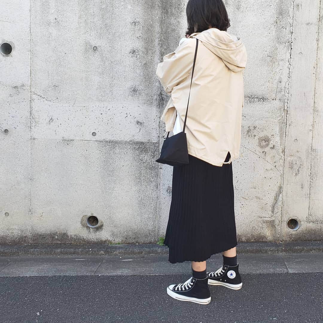 のインスタグラム：「* 春の陽気が続いていたけどまた寒くなるとか... 暖かいうちに着ておこう！と、マウンテンパーカーから決めたコーデ。 スーパー行って終わりですけど😂 * アウター:#zara スカート:#zemmaworld バッグ:#hervechapelier シューズ:#converse * #ootd#outfit#fasion#casual#coordinate#マウンテンパーカー#ザラジョ#プリーツスカート#コンバースハイカット#スニーカーコーデ#休日コーデ#カジュアル#カジュアルコーデ#プチプラコーデ#着回し#ママコーデ#今日のコーデ」