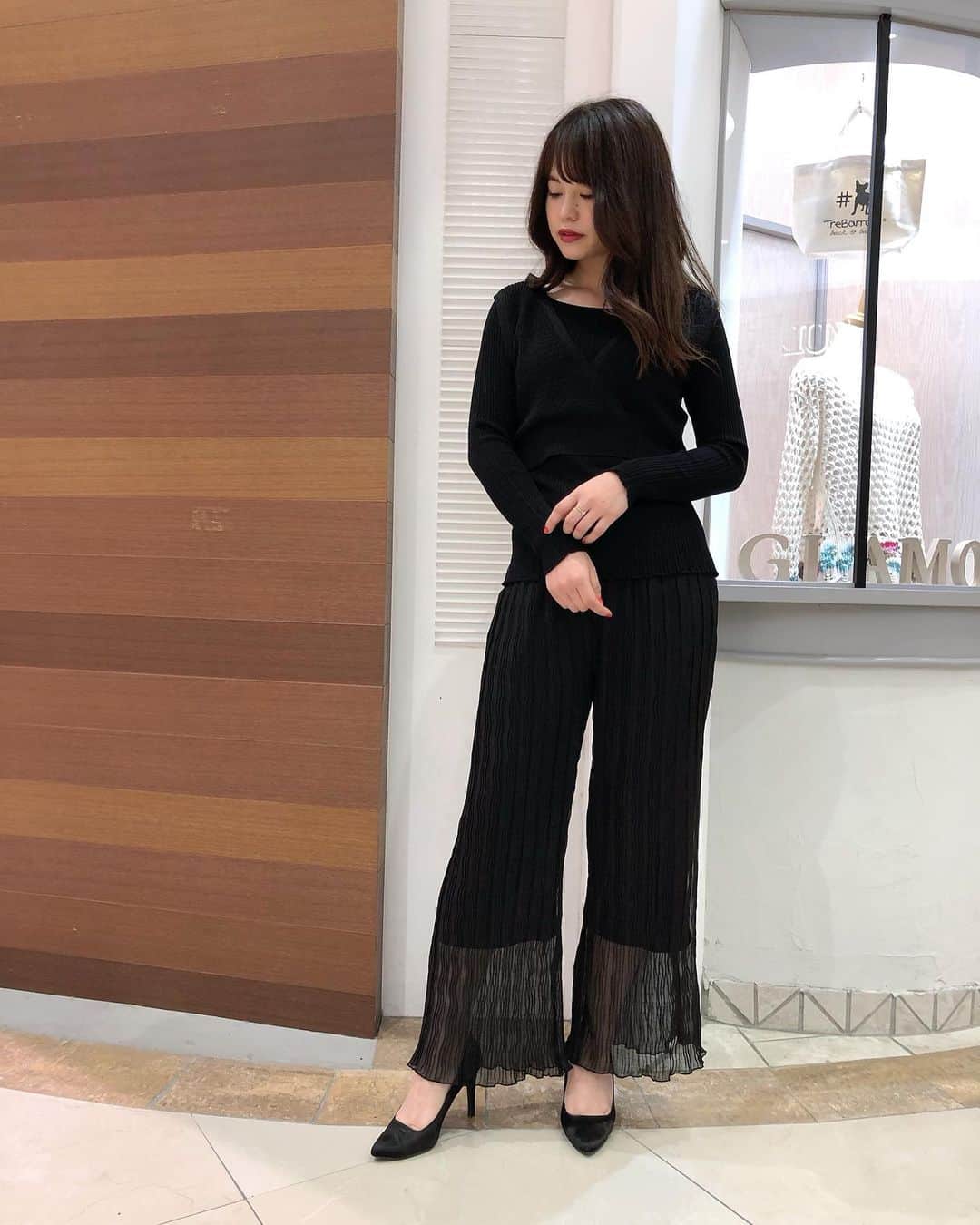新谷美奈のインスタグラム：「.﻿ ﻿ Nina mew Spring Collection🌷﻿ ﻿ 春でも黒を着たい！﻿ そんな黒を愛するあなたへ🖤﻿ ﻿ 透けと甘さで、春の息吹を🌸😌﻿ ﻿ Nina mew﻿ knit ¥19,000+tax﻿ knit bustier ¥18,000+tax﻿ pants ¥17,000+tax﻿ ﻿ @ninamew_official#Ninamew#ニーナミュウ#セレクトショップ#selectshop」
