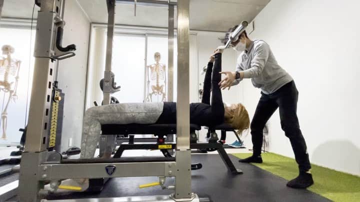 のインスタグラム：「・ 手首は絶対反り返らせちゃダメ！ 猫の形ね！ニャーね🐈 って言われたからつい…笑 ・ これは12回目です💪 ・ #ななトレ #personstraningsalon #滝沢ななえ 先輩 #狩野舞子 後輩 #八王子実践バレー部」