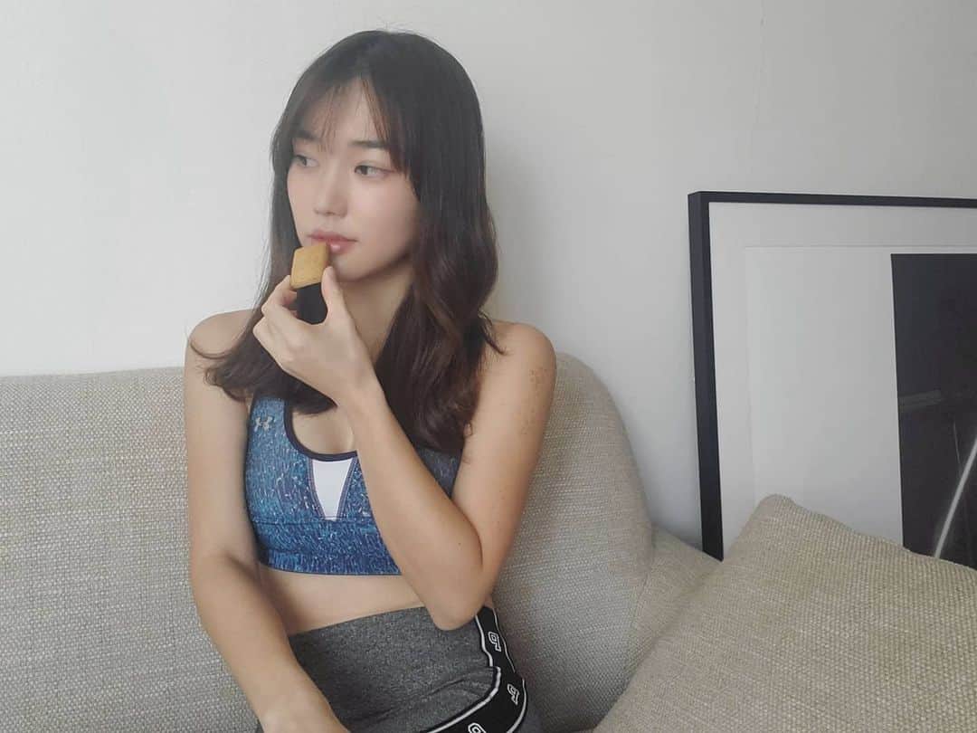 のインスタグラム：「お腹が空く前に一枚😋  砂糖不使用､グルテンフリーの 美女クッキーBeauceBranが最近のおやつ🤍 ☑️ @bijocookie_beaucebran  空腹を作ると血糖値が大幅に 急降下､急上昇して､太る原因になるので､ 間食選びは重要だと思っています。  米ぬかの栄養素が原材料で チアシードも入っているので お腹いっぱいになるし､ 3枚でキャベツ100ｇ分の食物繊維なので お通じに悩む人は特にオススメ✌️  サクサク､程よい甘さで ストレスの無く食欲のコントロールが 出来ているのが嬉しい😋 . . . #美女クッキー#beaucebran#美女クッキーbeaucebran#ダイエット記録#ダイエットアカウント#ダイエット仲間募集中#ダイエット仲間と繋がりたい#食べて痩せるダイエット#美容#スキンケア#肌質改善#肌ケア#美肌になりたい#美肌作り#美肌ケア#メイク#美肌食#米ぬか」