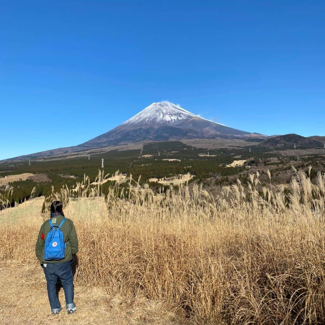 井出ちよのさんのインスタグラム写真 - (井出ちよのInstagram)「やっほーい、ちよのだよ🌈  富士山の日！！！ PVと年賀状のオフショットと時々母が送ってくる富士山写真をお裾分けします🗻 コロナが落ち着いたらまた富士山の麓に集まりたいねぇ  #富士山の日 #富士山 #3776 #みななろ」2月23日 17時36分 - 3776chiyono