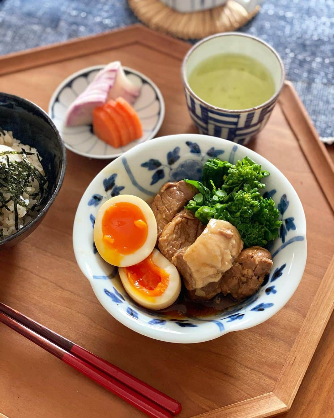 kokochiyoiさんのインスタグラム写真 - (kokochiyoiInstagram)「2021/02/23 祝日の日の#お昼ごはん。  #豚の角煮 菜の花 トロトロ#味玉  #とろろ#雑穀ごはん  大根とにんじんの#ぬか漬け  緑茶🍵(しみじみ😌)  ↓#本日のうつわ 角煮の器は#清水なお子 さん #ご飯茶碗 は#jperiod (Jピリオド、今はもうありませんよね… 好きだったのに悲しい😢) ぬか漬けの#豆皿 は #宮岡麻衣子 さん お茶のお茶碗は#中尾万作 さん 箸置きは#赤地径 さん どれも大好きな器たち🥰  #和食器  #和食器のある暮らし」2月23日 17時40分 - kokochiyoi