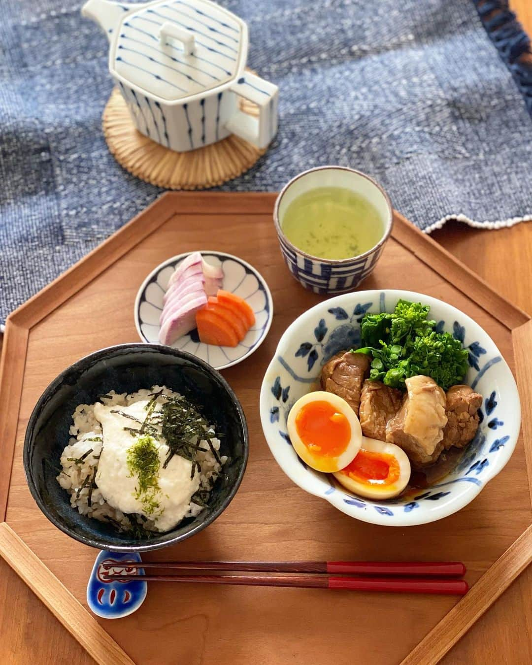 kokochiyoiさんのインスタグラム写真 - (kokochiyoiInstagram)「2021/02/23 祝日の日の#お昼ごはん。  #豚の角煮 菜の花 トロトロ#味玉  #とろろ#雑穀ごはん  大根とにんじんの#ぬか漬け  緑茶🍵(しみじみ😌)  ↓#本日のうつわ 角煮の器は#清水なお子 さん #ご飯茶碗 は#jperiod (Jピリオド、今はもうありませんよね… 好きだったのに悲しい😢) ぬか漬けの#豆皿 は #宮岡麻衣子 さん お茶のお茶碗は#中尾万作 さん 箸置きは#赤地径 さん どれも大好きな器たち🥰  #和食器  #和食器のある暮らし」2月23日 17時40分 - kokochiyoi