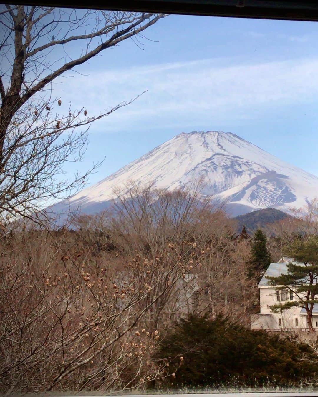 犬童一心さんのインスタグラム写真 - (犬童一心Instagram)「今日は、富士山の日。 チャッピーと自撮り。 最近、一番富士山らしい富士山の姿。」2月23日 17時41分 - isshininudo