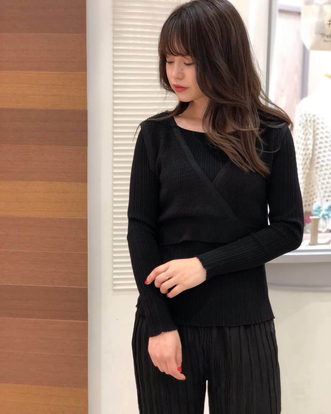 新谷美奈のインスタグラム：「.﻿ ﻿ Nina mew Spring Collection🌷﻿ ﻿ 黒を重ねる。﻿ ニットを重ねる。﻿ ﻿ リブのニットにビスチェをON。﻿ 旬のニットONニットで﻿ 単調ではない奥行きのあるブラックコーデを。﻿ ボトムはプリーツパンツを合わせて﻿ 軽やかさをプラス🧚‍♀️﻿ ﻿ Nina mew﻿ knit ¥19,000+tax﻿ knit bustier ¥18,000+tax﻿ pants ¥17,000+tax﻿ ﻿ @ninamew_official#Ninamew#ニーナミュウ#セレクトショップ#selectshop」
