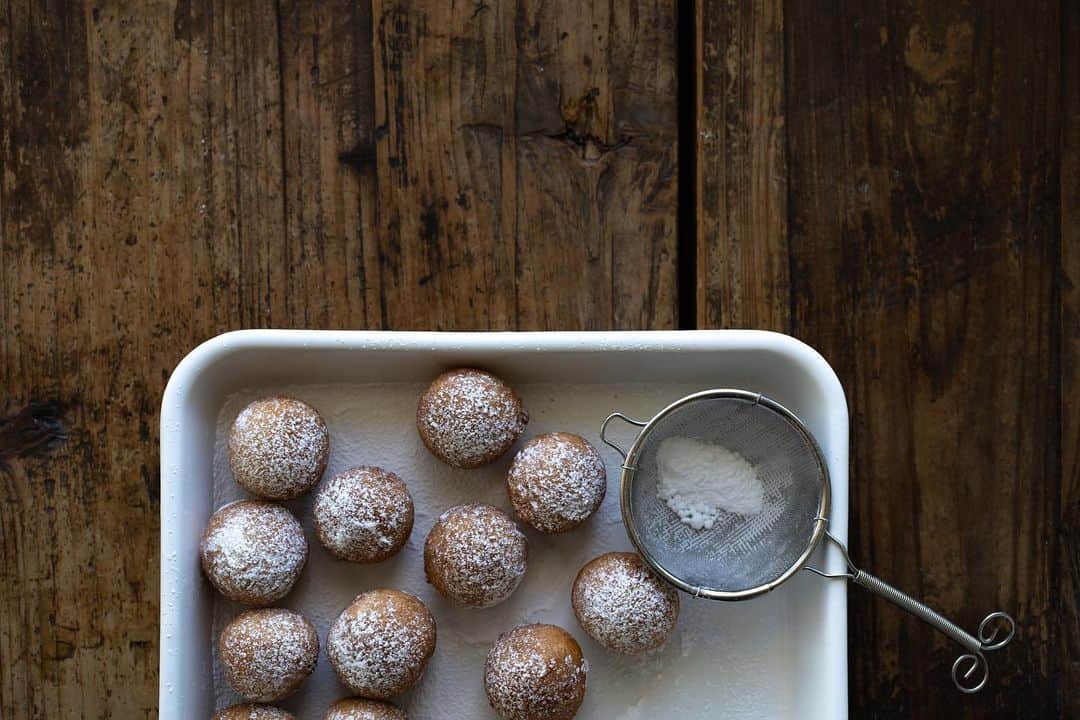 cafe_no_maのインスタグラム：「. Tofu donuts🍩 It’s one of the most relaxing time for me to stay home and bake sweets on my days off. . 前職で国内外を出張ばかりしていた頃、休日にはあえて外出せず、家でゆっくり過ごしながらお菓子を作ることがよくありました。 . 自分のために没頭できるその時間が、なにより大切なひと時だったことを、今でもときどき思い出します。 . その当時を思い出して、作った豆腐ミニドーナツ。 . 琺瑯バットなどカフェノマの暮らしにあるものを紹介しています（ @cafenoma.style ）」