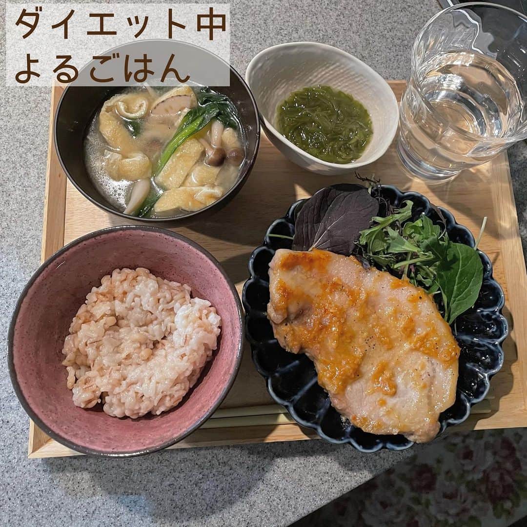 maari watanabe(まありん)さんのインスタグラム写真 - (maari watanabe(まありん)Instagram)「.*⑅︎୨୧┈︎┈︎┈︎┈︎┈︎┈︎┈┈︎┈︎┈︎┈︎┈︎୨୧⑅︎* .  ダイエット中の夜の自炊をまとめてみました。  YouTubeでもお話しした通り、 玄米で肌荒れしたりなんなりで、 白米ともち麦にしています。  料理は特別好きでも得意でもないので、簡単なものしか作れません💦☺️  意識してる事は、 朝お米食べる！水溶性食物繊維を摂る！タンパク質はもちろん摂る！食事と食事の間を開ける〜(理想は5時間) .*⑅︎୨୧┈︎┈︎┈︎┈︎┈︎┈︎┈┈︎┈︎┈︎┈︎┈︎୨୧⑅︎* .」2月23日 17時49分 - manyo_wt