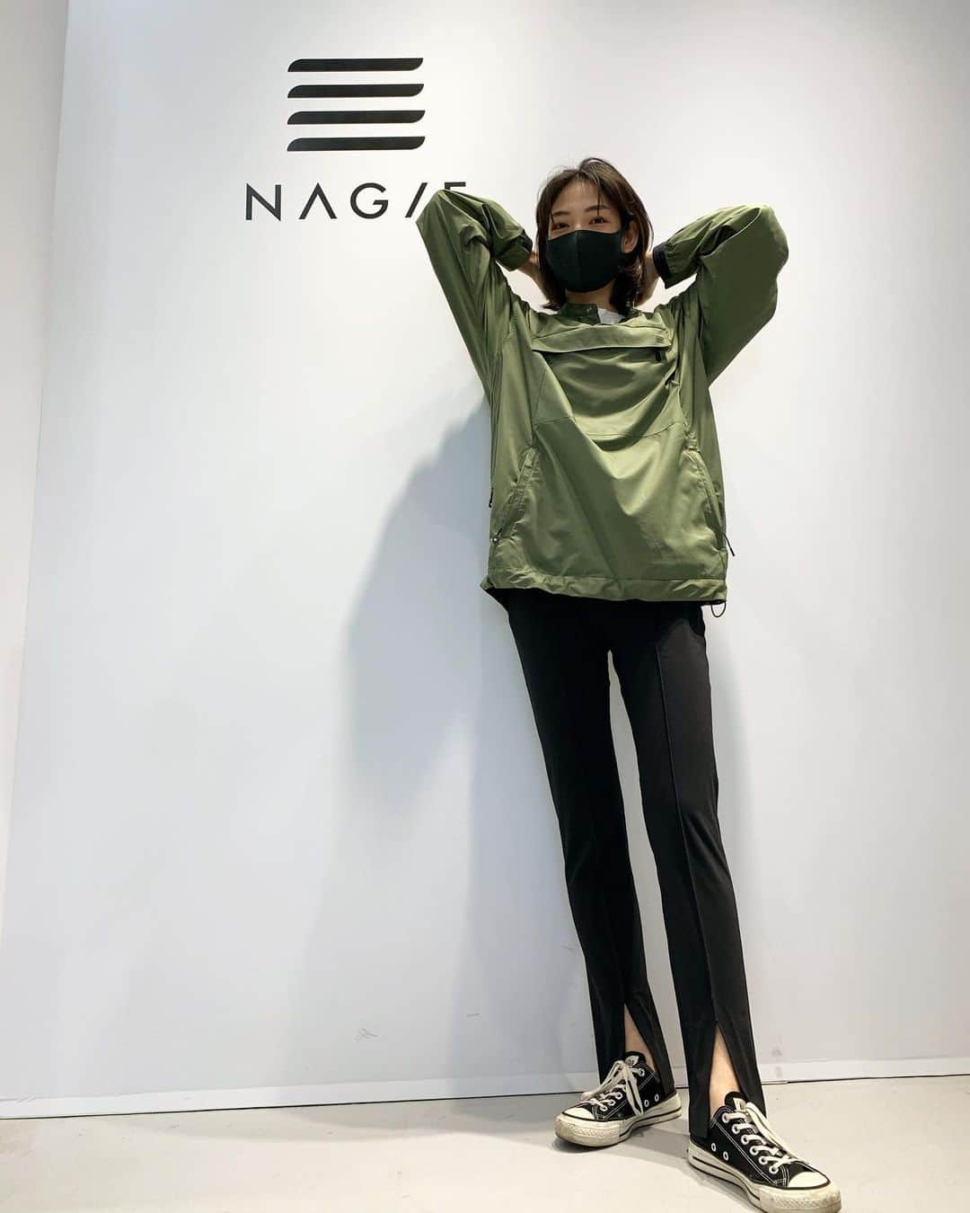 仲美咲のインスタグラム：「@nagie.official  の先行公開のポップアップに行ってきました。 . この黒のパンツは本当に足が綺麗に長く見える🙄 ※加工してません。 . 再生素材を使用したり使わなくなったお洋服をリサイクルするボックスを置いてあったり “地球に優しい”をコンセプトにしてあるブランドです🌎 . 素材もとても気持ちよくて着てても全くストレスがないし、 アイテムやカラー展開もシンプルなものが多いのでいつどんな時でも着れるものが多い！ . 3月3日に一般公開でポップアップされるみたいなので是非🌿 #凪へ　 #nagie #地球に優しい #地球環境」