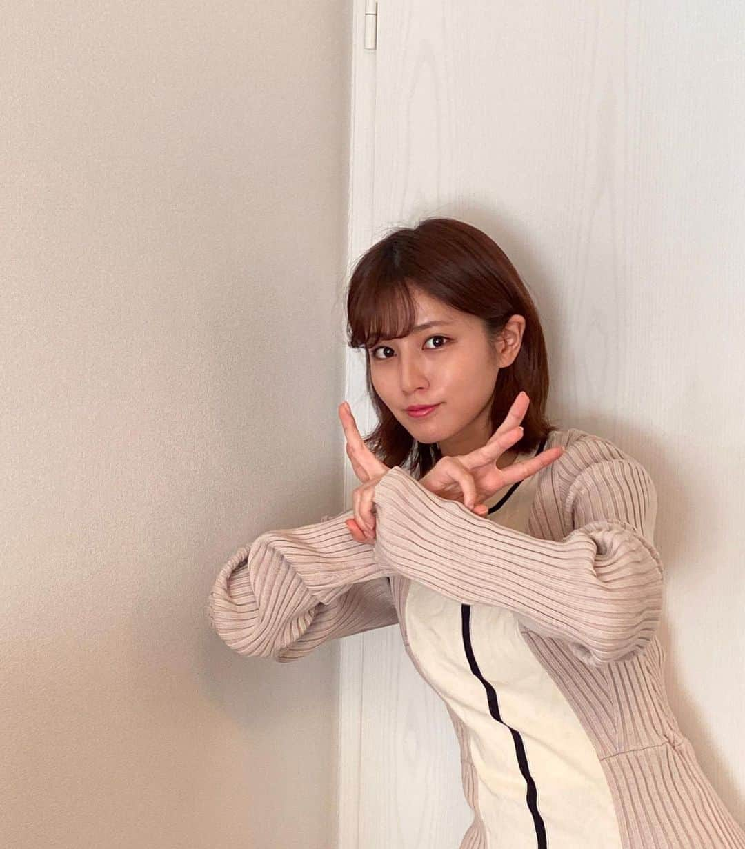 堤礼実さんのインスタグラム写真 - (堤礼実Instagram)「😛 2月23日。 今年もこの日がやってきました。 「つつみの日」！！！  例年の如く、2と3を指で作ってみるところまでは良かったのですが、ポーズがネタ切れです。 色々試した結果、なんだかビームを飛ばしているようなポーズになりました。 来年以降の為に「つつみポーズ」どなたかご考案頂けますと嬉しいです。 . #つつみビーム #そんな今日はケーキでも買って帰りましょうかね🤤 #あと皆さんお気付きですか #あっという間に髪が肩にかかりそうです💇‍♀️」2月23日 17時58分 - reimi_tsutsumi1123