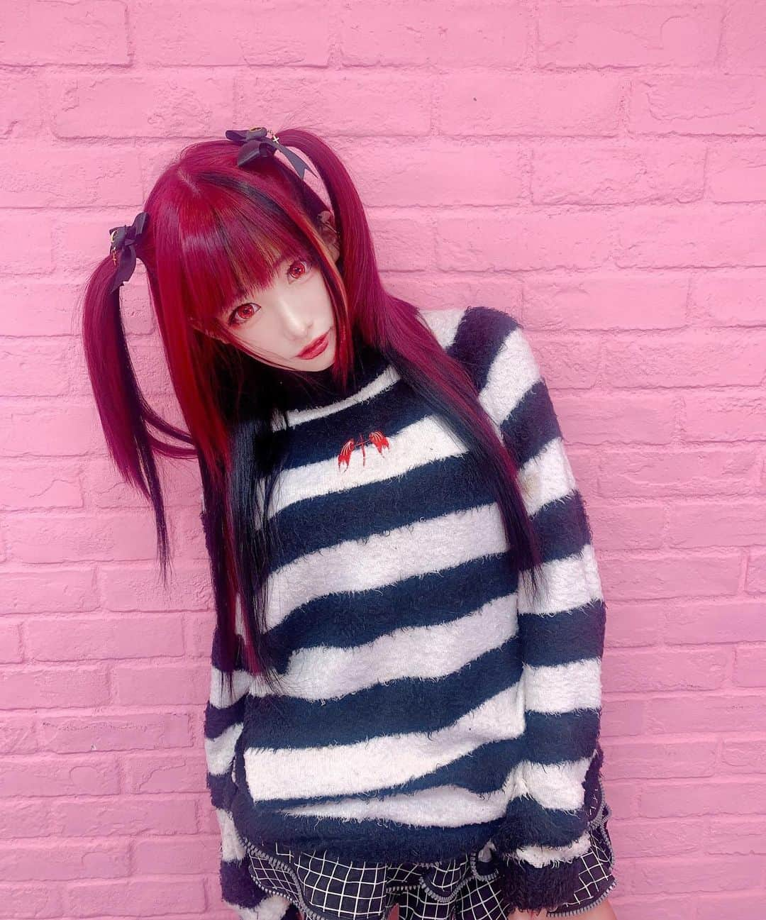 椎名ひかり（ひかりん）さんのインスタグラム写真 - (椎名ひかり（ひかりん）Instagram)「リタッチついでに 黒インナーカラー入れただ†  赤×黒さいつ邪悪愛  #きゃんしろ　#派手髪 #派手髪女子  #candysyrup #赤髪　#エクステ　#スーパーロング　#Lapis  #椎名ひかり　#ぴかりん　#ぴ様　#candyesyrup #ツートーン　#ツートーンカラー　#赤黒ツートーン #赤黒　#インナーカラー　#インナーカラーブラック　#地雷女 #地雷メイク  #地雷　#バンギャ　#地雷系女子 #赤カラコン」2月23日 17時53分 - pikarin_shiina