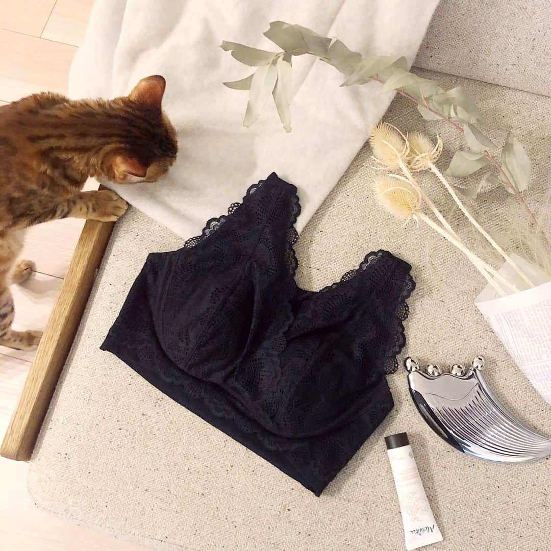 BradelisNewYork/ブラデリスニューヨークのインスタグラム：「. 「ナイトブラを着けた方がいいのはなぜ？」  寝ている間、バストは重力に引っ張られて、 様々な方向に流れ放題、広がり放題。  日中、せっかく育乳ブラで整えたバストも散り散りに…  だからといって、寝る時にワイヤーブラを着用するのはNG！ ワイヤーで体を傷つけてしまったり、 黒ずみが出来る原因になってしまうことも。。。  《BRADELIS Lacy Night Bra》なら、 ワイヤーに代わって、 バージスラインに沿う独自のカップパターンが、 バストをしっかりサポート.*゜ 寝返りで流されやすいバストを重力から守ります♪  夜も手を抜かないのが、ブラデリス流.+゜ ぜひ毎日のナイトルーティンに取り入れてみてください♡ . . . #ブラデリスニューヨーク #レーシィナイトブラ #lacynightbra #ナイトブラ #ナイトルーティン #ボディケア  #おうち時間 #おこもり美容 #おこもり補整 #bradelis #bradelisnewyork #ブラデリス #育乳ブラ #育乳 #補整ブラ #補整下着」