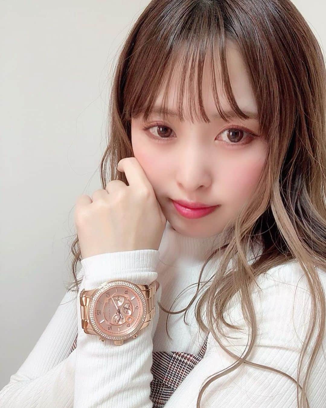 のインスタグラム：「.｡.:*♡  東京中野にある腕時計屋さん❤︎ @twc_official_jp @twc_official_global  いろんなブランドの腕時計を取り扱ってて、 オンラインでも楽しくお買い物できるよ😍  今回下記ブランドの腕時計がお安く買える クーポンを発行してもらったのでぜひぜひ🌿 →【MISA20】  ・マイケルコース ・エンポリオアルマーニ ・トミーヒルフィガー ・スカーゲン ・ゲス ・マークジェイコブス ・マークバイマークジェイコブス ・ディーゼル ・ヒューゴボス  ちなみに私が付けてるのは MICHAEL KORSのMK5576だよ🌸 キラキラのストーンと存在感のある文字盤が可愛い😍  . #twc_official_global #twc_official_jp #twc_michaelkors #twc_マイケルコース」