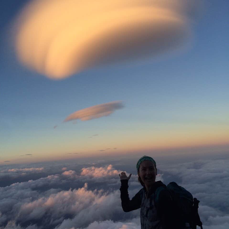 イレーネのインスタグラム：「今日は富士山の日なのね⛰ . 「あちらに見えますのはレンズ雲といいまして、この後天気が悪化したり風が強くなる前兆であると言われておりますが、私たちは今富士山頂上を目指しています」 . @mino_celes と2年連続行ったのが本当に懐かしい、楽しかったね！いや、めちゃくちゃ辛かったけど楽しかったね😂 . 5？6？年前の事。 案の定頂上が強風すぎて砂埃すぎて「もうご来光いいから降りません？」て言っていたのも懐かしい思い出... . あれ以来、もう富士山はいいやって思っていたけど、なんだかまた行きたくなってきたな⛰  #富士山  #レンズ雲  #富士山の日  #登山  #富士登山  #山  #山登り  #mtfuji  #fuji #japan #hiking  #adventure」