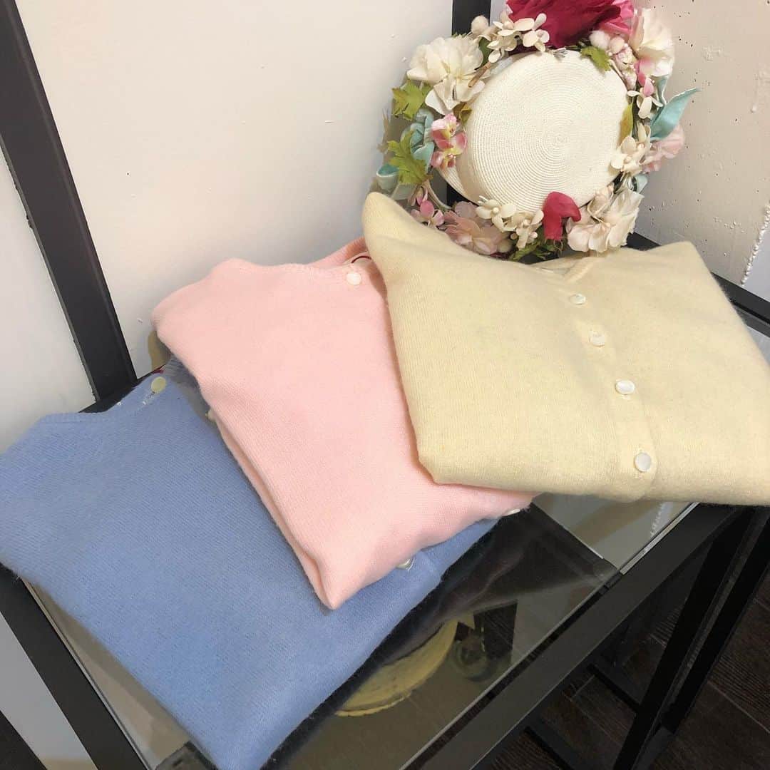 NUTTY Vintage&Collectibleのインスタグラム：「NUTTY DEPARTMENT STORE FLOOR 5 - authentic vintage for lady-  【 new arrival 】 ▫︎ 50's color cardigan  リニューアルにあわせて春の新着入荷いたしました💐  新しくなったNUTTYは品揃え豊富にVINTAGEアイテムが揃うデパートをイメージして8つのフロアにカテゴライズ  FLOOR 5よりオーセンティックな新入荷アイテムをご紹介。 プレーンな春色ニットカーディガンはまだまだ冷え込むいまの時期に、春の気分を味わうアイテムとしてうってつけ。  ベーシックなアイテムだからこそ、色やシルエット、素材にこだわって🌹  >>>  📰NEWS📰 NUTTYリニューアルに伴うお得な＜在庫処分セール＞FAMILY MARKETも好評開催中🎈  〜〜〜〜〜〜〜〜〜〜〜〜〜〜〜〜〜 NUTTY×NUTTY Little Room&Deco. presents 👨‍👩‍👧FAMILY MARKET👨‍👩‍👧 2/11(thu)~2/23(tue) 〜〜〜〜〜〜〜〜〜〜〜〜〜〜〜〜〜  ★LRD. ガーデンにてベビー&子供服、ユーズドウェアが¥1000/¥2000/¥3000 ★NUTTY店内にてヴィンテージウェア&ジュエリーが¥3000/¥4000/¥5000  🌀全て税込の均一価格🌀  〜〜〜〜〜〜〜〜〜〜〜〜〜〜〜〜〜  安心してお楽しみいただけますよう屋外にて開催（雨天中止の場合がございます） また、NUTTYではこまめに換気をしながら開催いたします。 ご来店時はマスクのご着用と手消毒のご協力をお願いいたします。」