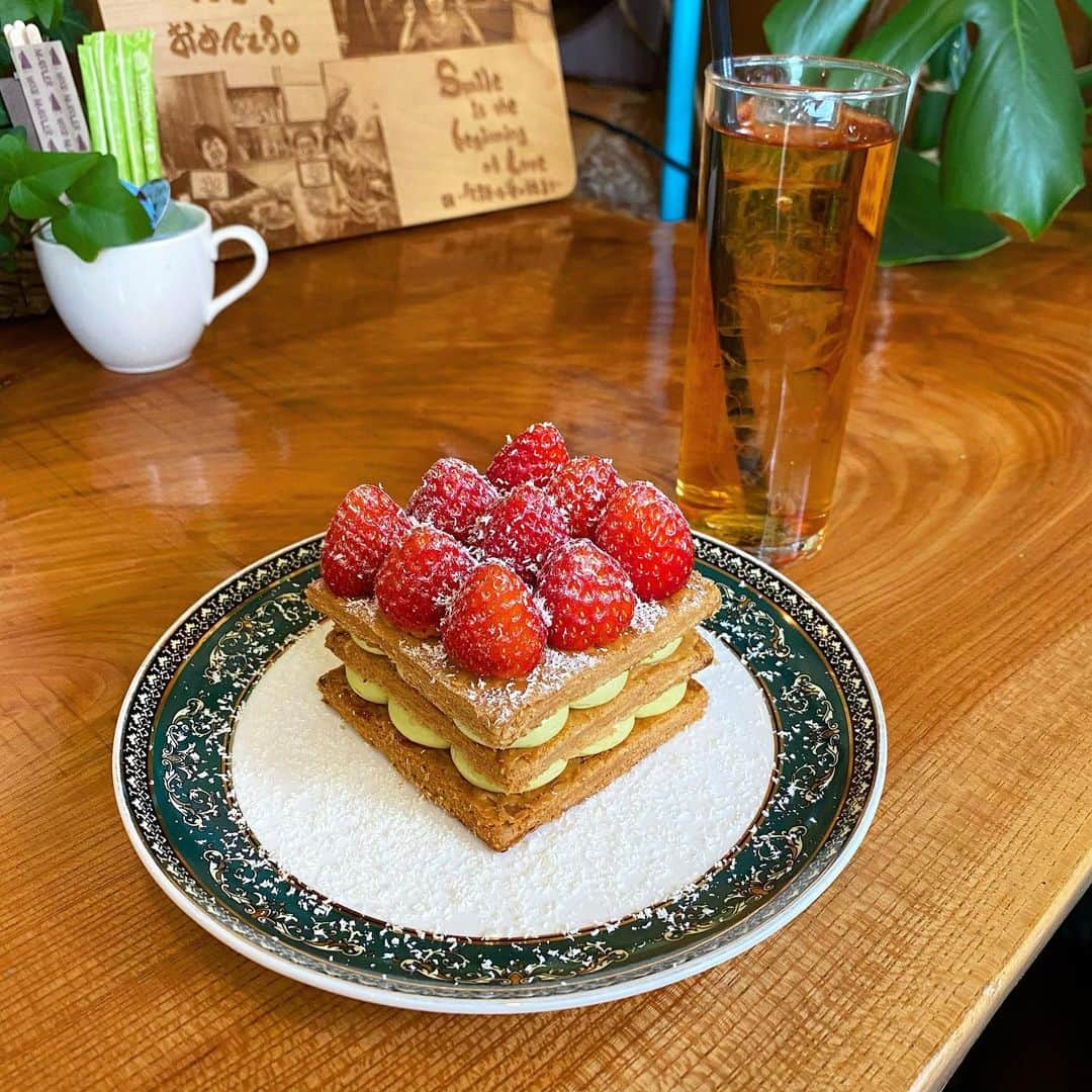 ゆうとグルメさんのインスタグラム写真 - (ゆうとグルメInstagram)「ㅤㅤㅤㅤㅤㅤㅤㅤㅤㅤㅤㅤㅤ 高田馬場にあるリスカフェさん(@res_cafe)の 「ホワイトピスタチオミルフィーユ」1900円 ㅤㅤㅤㅤㅤㅤㅤㅤㅤㅤㅤㅤㅤ 高田馬場駅から徒歩10分ほどのところにあるリスカフェさんは、パティシエが作る本格スイーツを楽しめるカフェ！ ㅤㅤㅤㅤㅤㅤㅤㅤㅤㅤㅤㅤㅤ 今回は予約制のピスタチオミルフィーユを注文🍓  これはピスタチオクリームをサンドしたパイ生地の上にいちごをトッピングしたミルフィーユで、仕上げに削ったホワイトチョコを上からたっぷりと振りかけてくれます！ ㅤㅤㅤㅤㅤㅤㅤㅤㅤㅤㅤㅤㅤ ぶ厚いパイ生地は超ザクザク食感、濃厚なピスタチオクリームや酸味のあるいちごとの相性もばっちりでおいしい！ たっぷりかけてもらえるまろやかな甘みのホワイトチョコも良いアクセントになってくれていました！ ㅤㅤㅤㅤㅤㅤㅤㅤㅤㅤㅤㅤㅤ ここのミルフィーユは何度も食べてるけど、ナイフで綺麗にカットするのはなかなか難しいので、1枚ずつ下ろしてクリームをつけながら食べるのが正解だと思います🍴 ㅤㅤㅤㅤㅤㅤㅤㅤㅤㅤㅤㅤㅤ ピスタチオミルフィーユは予約制なので、あらかじめお店のアカウントにDMで連絡してから伺ってみてください！ ㅤㅤㅤㅤㅤㅤㅤㅤㅤㅤㅤㅤㅤ ちなみにカスタードを使った普通のいちごミルフィーユの方は予約なしでも注文できるみたいです！！ ㅤㅤㅤㅤㅤㅤㅤㅤㅤㅤㅤㅤㅤ ------------------------------------------ 📍東京都新宿区大久保3-9-5 ⏰11:00〜17:00(火曜10:00〜14:30) 🛌月曜定休 🚃高田馬場駅から徒歩10分 ------------------------------------------ #高田馬場カフェ #リスカフェ #いちご #ミルフィーユ #チョコ」2月23日 18時07分 - yuuuuto38