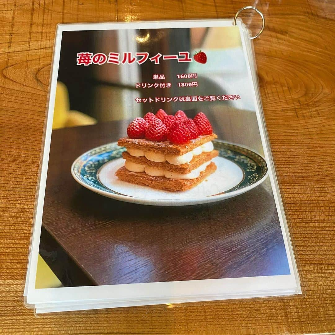 ゆうとグルメさんのインスタグラム写真 - (ゆうとグルメInstagram)「ㅤㅤㅤㅤㅤㅤㅤㅤㅤㅤㅤㅤㅤ 高田馬場にあるリスカフェさん(@res_cafe)の 「ホワイトピスタチオミルフィーユ」1900円 ㅤㅤㅤㅤㅤㅤㅤㅤㅤㅤㅤㅤㅤ 高田馬場駅から徒歩10分ほどのところにあるリスカフェさんは、パティシエが作る本格スイーツを楽しめるカフェ！ ㅤㅤㅤㅤㅤㅤㅤㅤㅤㅤㅤㅤㅤ 今回は予約制のピスタチオミルフィーユを注文🍓  これはピスタチオクリームをサンドしたパイ生地の上にいちごをトッピングしたミルフィーユで、仕上げに削ったホワイトチョコを上からたっぷりと振りかけてくれます！ ㅤㅤㅤㅤㅤㅤㅤㅤㅤㅤㅤㅤㅤ ぶ厚いパイ生地は超ザクザク食感、濃厚なピスタチオクリームや酸味のあるいちごとの相性もばっちりでおいしい！ たっぷりかけてもらえるまろやかな甘みのホワイトチョコも良いアクセントになってくれていました！ ㅤㅤㅤㅤㅤㅤㅤㅤㅤㅤㅤㅤㅤ ここのミルフィーユは何度も食べてるけど、ナイフで綺麗にカットするのはなかなか難しいので、1枚ずつ下ろしてクリームをつけながら食べるのが正解だと思います🍴 ㅤㅤㅤㅤㅤㅤㅤㅤㅤㅤㅤㅤㅤ ピスタチオミルフィーユは予約制なので、あらかじめお店のアカウントにDMで連絡してから伺ってみてください！ ㅤㅤㅤㅤㅤㅤㅤㅤㅤㅤㅤㅤㅤ ちなみにカスタードを使った普通のいちごミルフィーユの方は予約なしでも注文できるみたいです！！ ㅤㅤㅤㅤㅤㅤㅤㅤㅤㅤㅤㅤㅤ ------------------------------------------ 📍東京都新宿区大久保3-9-5 ⏰11:00〜17:00(火曜10:00〜14:30) 🛌月曜定休 🚃高田馬場駅から徒歩10分 ------------------------------------------ #高田馬場カフェ #リスカフェ #いちご #ミルフィーユ #チョコ」2月23日 18時07分 - yuuuuto38