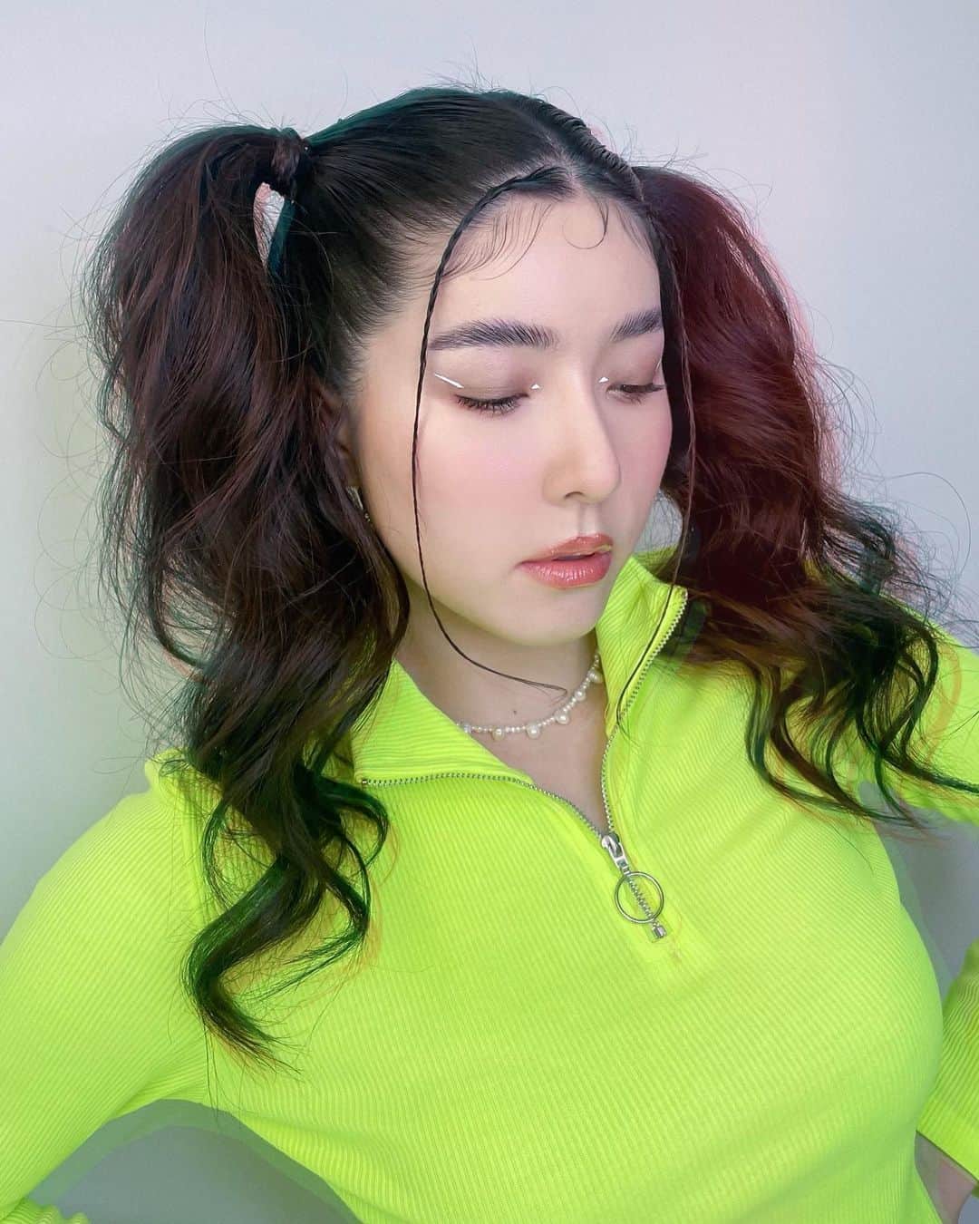 GYEON SEOのインスタグラム：「_* neon neon  . . @yalenass @khantarot_ball」