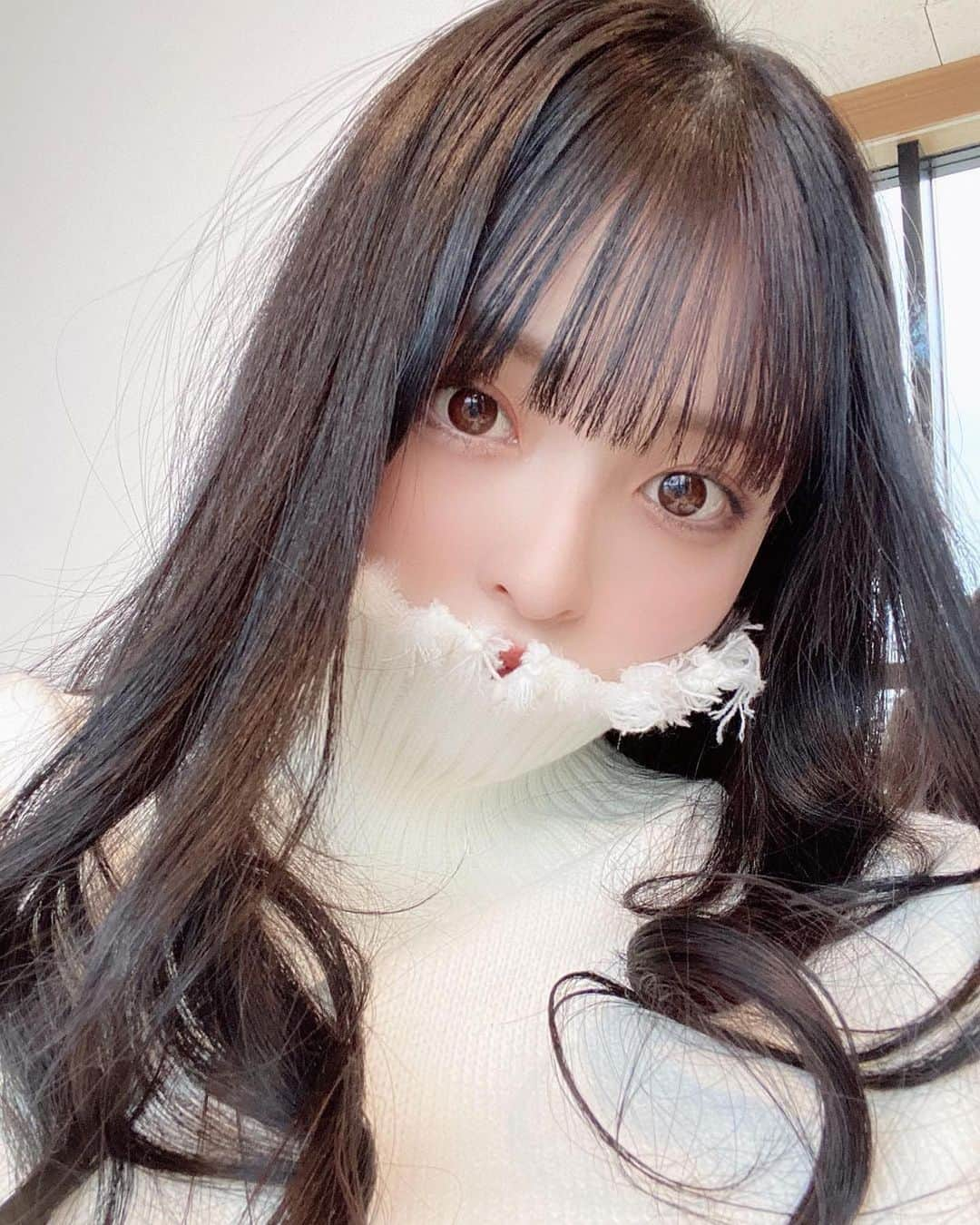 美女naviさんのインスタグラム写真 - (美女naviInstagram)「* * 【美女navi ☻*】 * * 今回ご紹介させていただく方は❤️ 鯖 さん ▶️▷ @s.h___24 * *  # Repost . . 冬だね .  . . . 鯖 さん のアカウントには にも素敵な投稿が(*´﹀`) ぜひ覗いてみてくださいね🧡 * * * 掲載希望の方は⇒ @bijo_navi ❤️と # ビジョナビ タグ付けお願いします☺️!! * * 次回もお楽しみに...😍 * * #美肌 #カラコン #ロングヘア  #さらさらヘアー #ニットコーデ #ヘアアレンジ #暗髪 #タートルネック #アイメイク #白コーデ #アイシャドウ #秋冬コーデ #makeup #女子力アップ #赤リップ #コスメ #naturalbeauty #セルフィー #美容 #リップ #howto #おしゃれ女子 #大人可愛い  #美意識 #大人メイク #メイク #オトナ女子 #美意識向上 #セルフィー女子」2月23日 18時01分 - bijo_navi