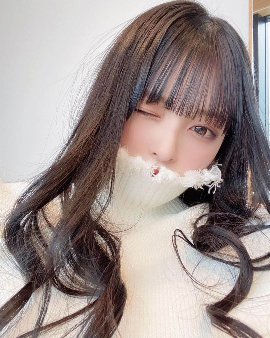 美女naviさんのインスタグラム写真 - (美女naviInstagram)「* * 【美女navi ☻*】 * * 今回ご紹介させていただく方は❤️ 鯖 さん ▶️▷ @s.h___24 * *  # Repost . . 冬だね .  . . . 鯖 さん のアカウントには にも素敵な投稿が(*´﹀`) ぜひ覗いてみてくださいね🧡 * * * 掲載希望の方は⇒ @bijo_navi ❤️と # ビジョナビ タグ付けお願いします☺️!! * * 次回もお楽しみに...😍 * * #美肌 #カラコン #ロングヘア  #さらさらヘアー #ニットコーデ #ヘアアレンジ #暗髪 #タートルネック #アイメイク #白コーデ #アイシャドウ #秋冬コーデ #makeup #女子力アップ #赤リップ #コスメ #naturalbeauty #セルフィー #美容 #リップ #howto #おしゃれ女子 #大人可愛い  #美意識 #大人メイク #メイク #オトナ女子 #美意識向上 #セルフィー女子」2月23日 18時01分 - bijo_navi