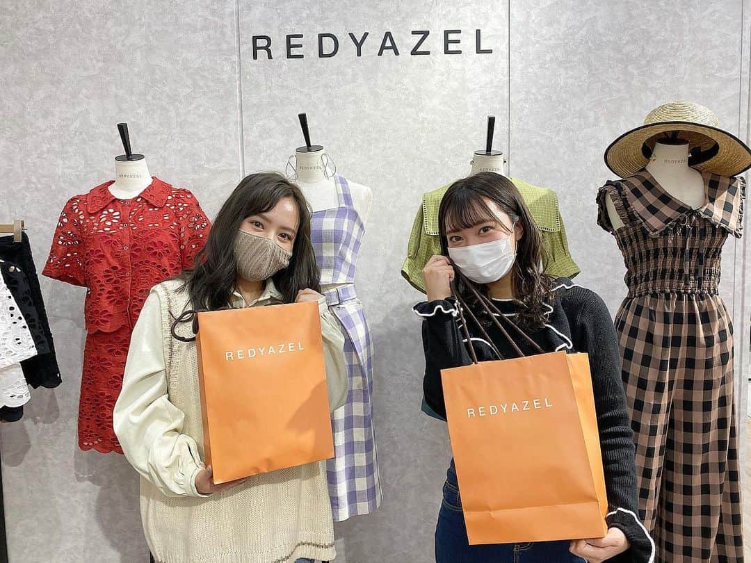 山田寿々のインスタグラム：「お姉ちゃんが誘ってくれて﻿ REDYAZELさんの展示会に行ってきました🥺❤️﻿ ﻿ 可愛い夏物のお洋服いっぱいあって、、﻿  全部可愛かったです🤤❤️❤️﻿ ﻿ 今年こそサンダル買うぞ！って決めてて﻿ サンダルもゲットできました😼﻿ ﻿ 届くのが待ち遠しいです…🥺❤️﻿ ﻿ #redyazel #展示会」