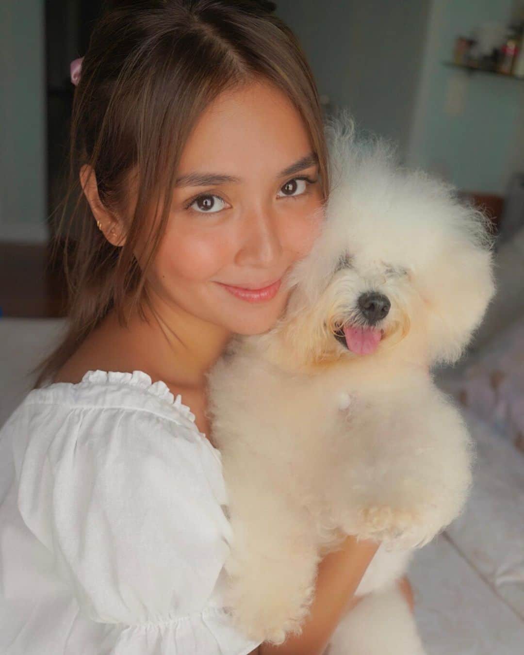 Kathryn Bernardoさんのインスタグラム写真 - (Kathryn BernardoInstagram)「Want your furbabies to be as #ListoGanado as Cloud, Tala, and Snowy love? Stock up on NUTRI CHUNKS and make them feel loved with their fave treats! They now have more stores, making it easier for us PAWrents to give them the best. ☺️🤍」2月23日 18時04分 - bernardokath