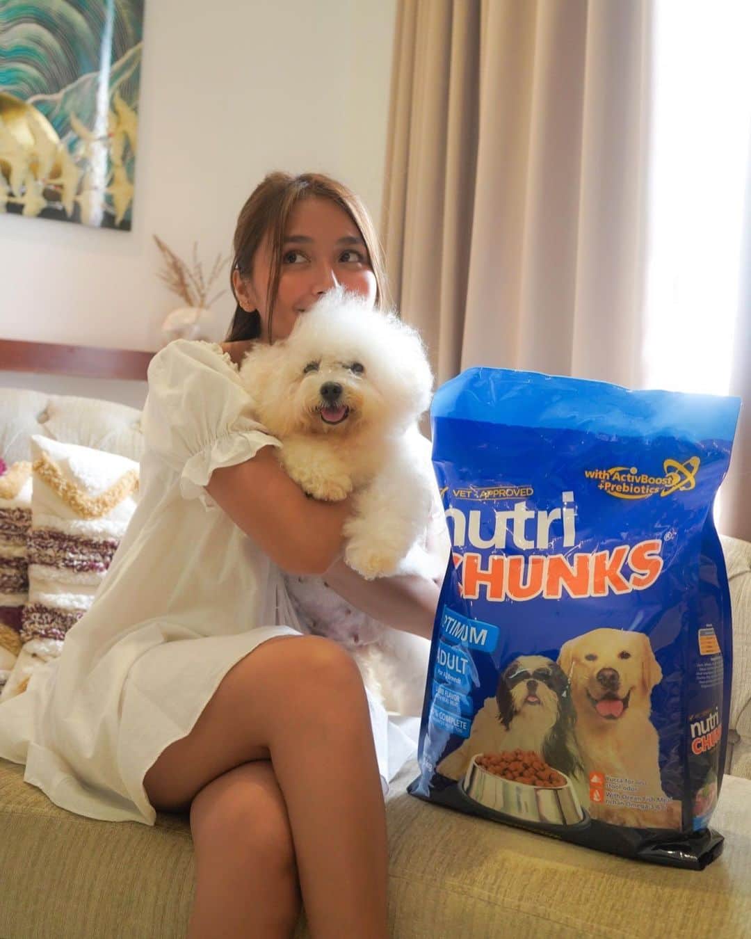 Kathryn Bernardoさんのインスタグラム写真 - (Kathryn BernardoInstagram)「Want your furbabies to be as #ListoGanado as Cloud, Tala, and Snowy love? Stock up on NUTRI CHUNKS and make them feel loved with their fave treats! They now have more stores, making it easier for us PAWrents to give them the best. ☺️🤍」2月23日 18時04分 - bernardokath
