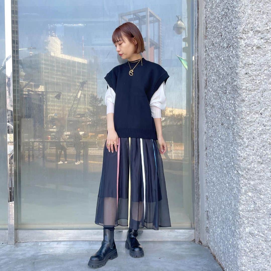 MIDWEST TOKYO WOMENのインスタグラム：「TOPS: @clane_official  BACK SLIT KNIT VEST ¥22,000(+Tax) ONE SIZE . INNER: @ponti_tokyo  RANDAM PLEATS SHEER TOP ¥33,000(+Tax) FREE SIZE . SKIRT: @akiranaka.official  DOLORESS FLARE SKIRT ¥49,000(+Tax) SIZE 1,2(着用1サイズ) . ACCESSORY: @soierie_official  . #akiranaka #clane #clane_official #ponti #ponti_tokyo #soierie #アキラナカ #クラネ #ポンティ #ソワリー #ニットベスト #midwest_official」