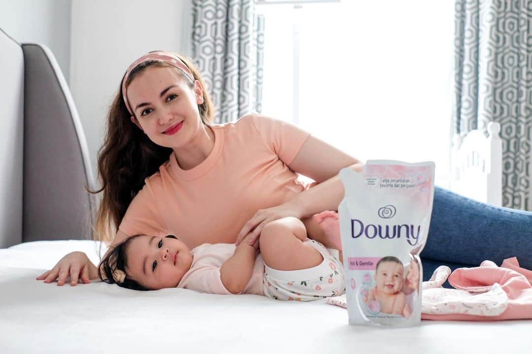 Rianti Cartwrightのインスタグラム：「#appreciationpost Siapa disini hobinya cium2 babynya terus? Mau pagi, siang, sore, that baby scent is just the best thing in the world. Aku senang banget sekarang ada Downy Mild and Gentle dengan wangi yang mild tapi tahan lama dan juga lembuttt banget! Daaan yang paling penting tidak mengandung pewarna atau pengawet jadi aman untuk Cara Rose.  I can’t get over the softness and the scent. Semua pakaian Cara Rose jadi wangi dan lembut. So happy I discovered Downy Mild and Gentle ❤️.」