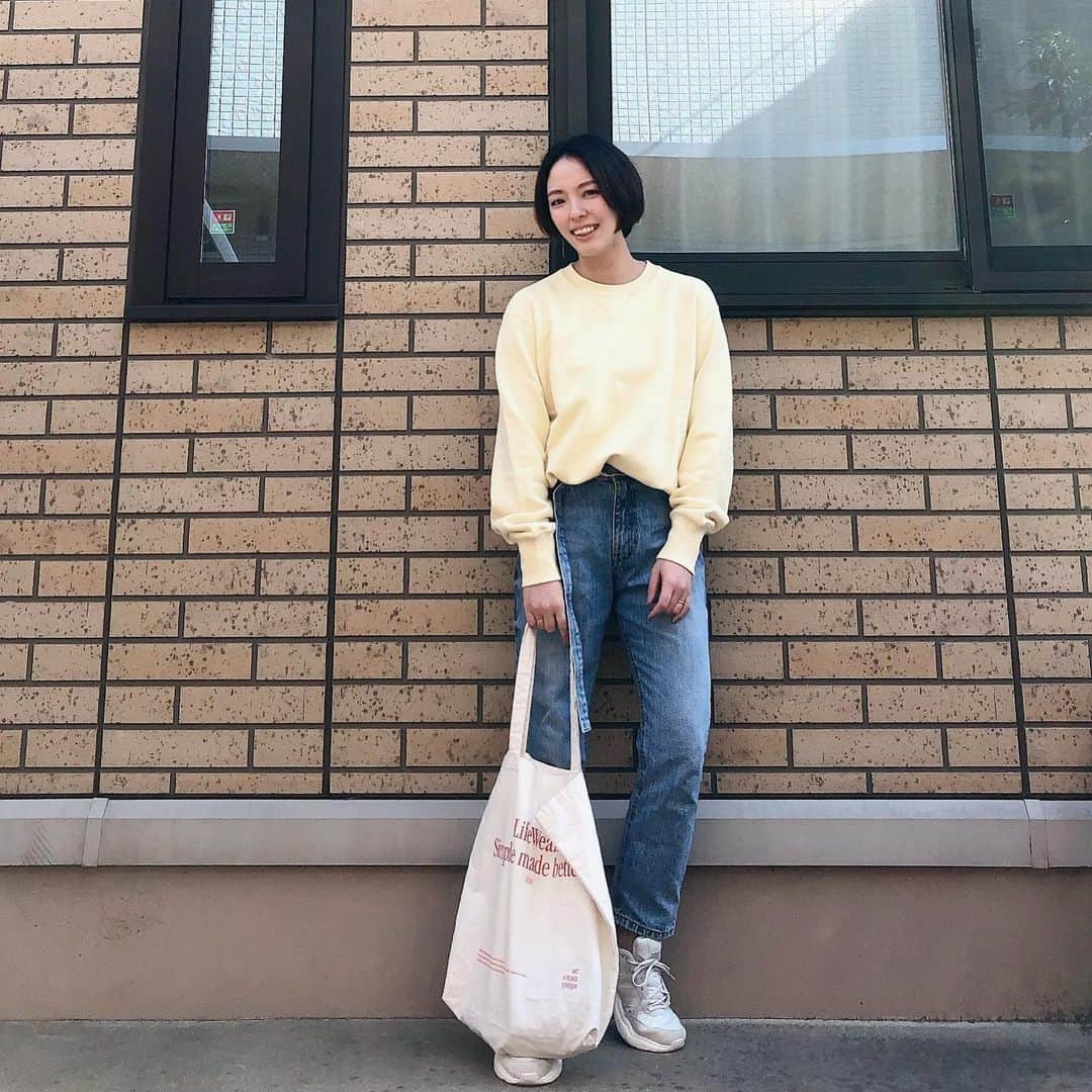 lily112988のインスタグラム：「: #outfit . . ずっと色で悩んでたコレ！  全身じゃなくて上だけなら 黄色がいいよー って アドバイスしてくれたのは なんとムスメでした 🤣🤣🤣  客観的なアドバイスは めちゃくちゃ大事ですねw  クラハで話してたら あーやと @a___ya.s  イロチコーデでした👯💞🤞 #ブイヤベース 🦐w . ━━━━━━━━━━━━━━━ tops @uniqlo #スウェットシャツ 41 yellow L MEN'S ↪︎ 2/25迄 限定価格 ━━━━━━━━━━━━━━━ . . . #uniqloginza2021SS #UNIQLO2021SS #ユニクロ21春夏何買った  #uniqlo #uniqloginza #uniqloコーデ #uniqlo新作 #ユニクロ #ユニクロコーデ #ママコーデ #ママモデル #今日のコーデ #大人カジュアル #サロモ #サロンモデル #locari #大人コーデ #アラサーコーデ #ロカリ」