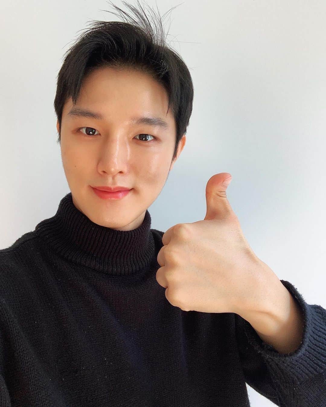 チェ・ソンミンのインスタグラム：「내 엄지는 왜이럴까?😳👍❓」
