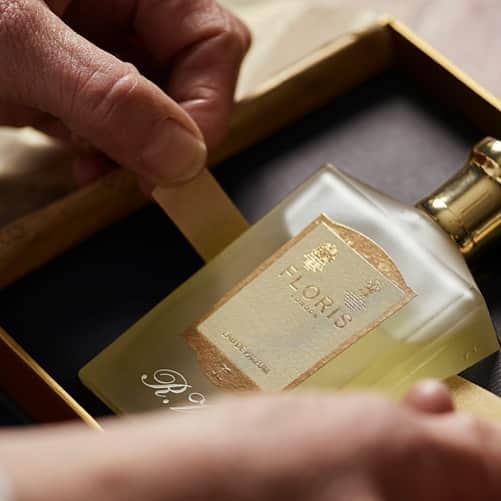 フローリスのインスタグラム：「A unique opportunity to create your signature fragrance, a Floris bespoke perfume is both a gift and an experience to be treasured.  We offer three different types of bespoke gift experiences to help you mark a milestone occasion or simply to create your scent.   Discover our Bespoke Fragrance Experience via the link in bio.  #FlorisLondon #Fragrance #gift #BritishPerfumers #British #Perfume #LuxuryGift #bespoke #roseperfume #BritishCraftsmanship #FamilyPerfumers #Perfumery #LuxuryFragrance #royalwarrant」