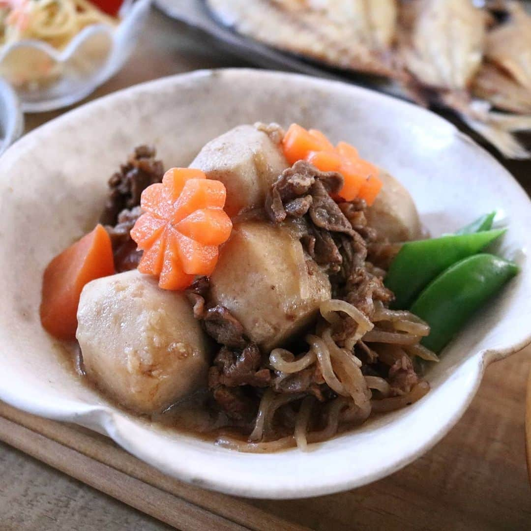 yunaさんのインスタグラム写真 - (yunaInstagram)「♩ . . . 里芋と牛肉の煮物 サパサラ もやしと水菜のナムル 鯵の干物 なめこのお味噌汁 いちご🍓 . . 里芋がたくさんあったので 肉じゃがっぽくしてみました👌🍳 . . #yunaご飯#igersjq#今日のごはん#食卓#yummy#お家ごはん#foodstagram#lin_stagrammer#delistagrammer#Japanesefood#デリスタグラマー#クッキングラム#クッキングラムアンバサダー#タベリー#フーディーテーブル#てづくりごはん365#おうちごはん#おうちごはんlover#Japan#マカロニメイト#夜ごはん#晩ごはん#小石原焼#翁明窯元#白山陶器#波佐見焼」2月23日 18時10分 - yuna921