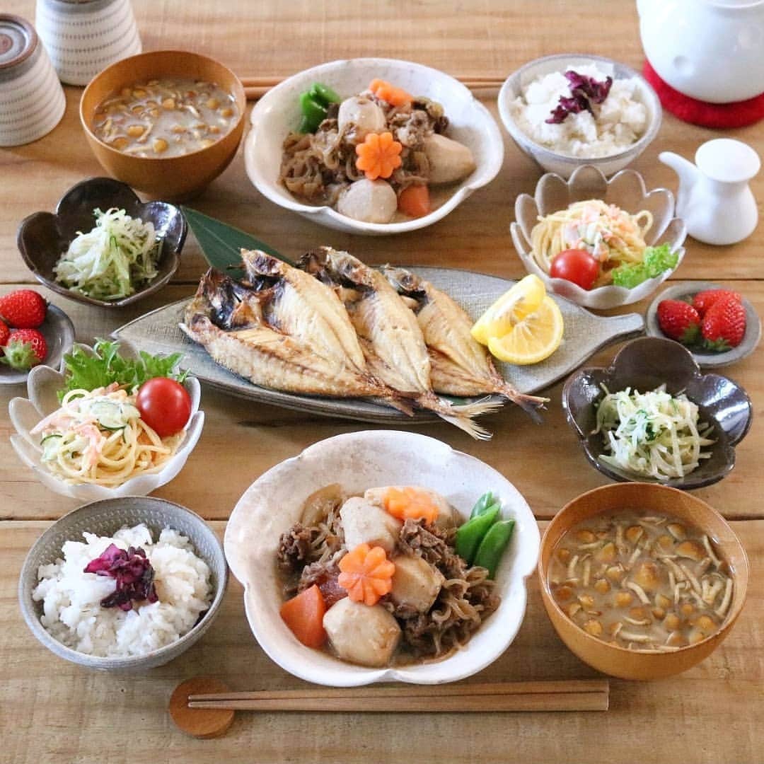 yunaのインスタグラム：「♩ . . . 里芋と牛肉の煮物 サパサラ もやしと水菜のナムル 鯵の干物 なめこのお味噌汁 いちご🍓 . . 里芋がたくさんあったので 肉じゃがっぽくしてみました👌🍳 . . #yunaご飯#igersjq#今日のごはん#食卓#yummy#お家ごはん#foodstagram#lin_stagrammer#delistagrammer#Japanesefood#デリスタグラマー#クッキングラム#クッキングラムアンバサダー#タベリー#フーディーテーブル#てづくりごはん365#おうちごはん#おうちごはんlover#Japan#マカロニメイト#夜ごはん#晩ごはん#小石原焼#翁明窯元#白山陶器#波佐見焼」