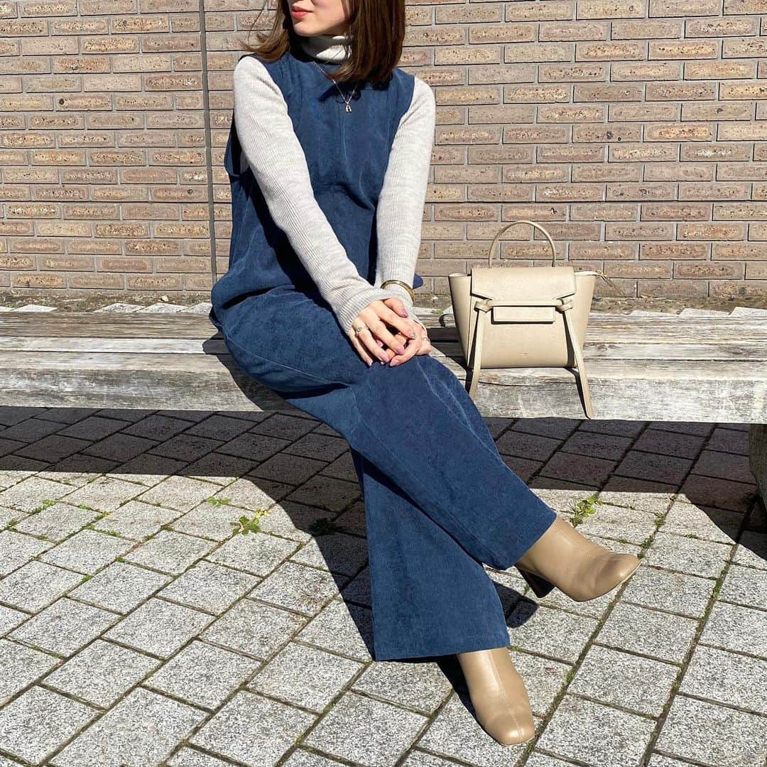 ryokoのインスタグラム：「𝒸ℴℴ𝓇𝒹𝒾𝓃𝒶𝓉ℯ 𓂅 @classicalelf_official の薄手のコーデュロイ生地のオールインワン♡ ワイドシルエットでラインが綺麗なのでスタイルアップして見せてくれます👌🏻 サイドにポケットがついてるところもお気に入り☺︎ ． ． ． #クラシカルエルフ #classicalelf #エルフコーデ #サロペット #オールインワン #ワイドシルエット #locari #ロカリ#今日のコーデ #着回しコーデ #プチプラコーデ #おちびコーデ #PR」