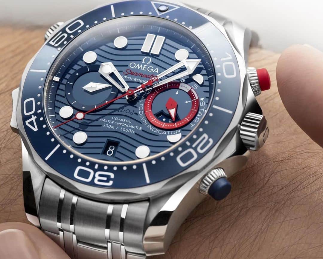 WATCHMANIAのインスタグラム：「@omega , which has been the official timekeeper of America’s Cup has introduced Seamaster Diver 300m America’s Cup Chronograph so as to celebrate this amazing ocean battle with a timepiece that provides absolute precision even under pressure. Details and pricing on Watchmanias.com , link in bio.  America’s Cup’ın resmi zaman tutucusu olan @omega , bu muhteşem okyanus savaşını baskı altında bile mutlak hassasiyet sağlayan bir saat ile kutlamak için Seamaster Diver 300m America’s Cup Chronograph’ı tanıttı. Detaylar ve fiyat bilgisi Watchmanias.com da, link bioda.」