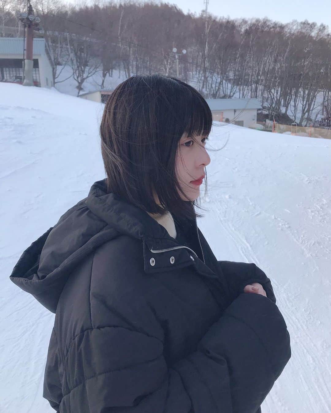 稲岡志織のインスタグラム：「儚﻿ ﻿ ﻿ #スノボ女子 #ボブ #ポートレート #儚げ #フィルター」