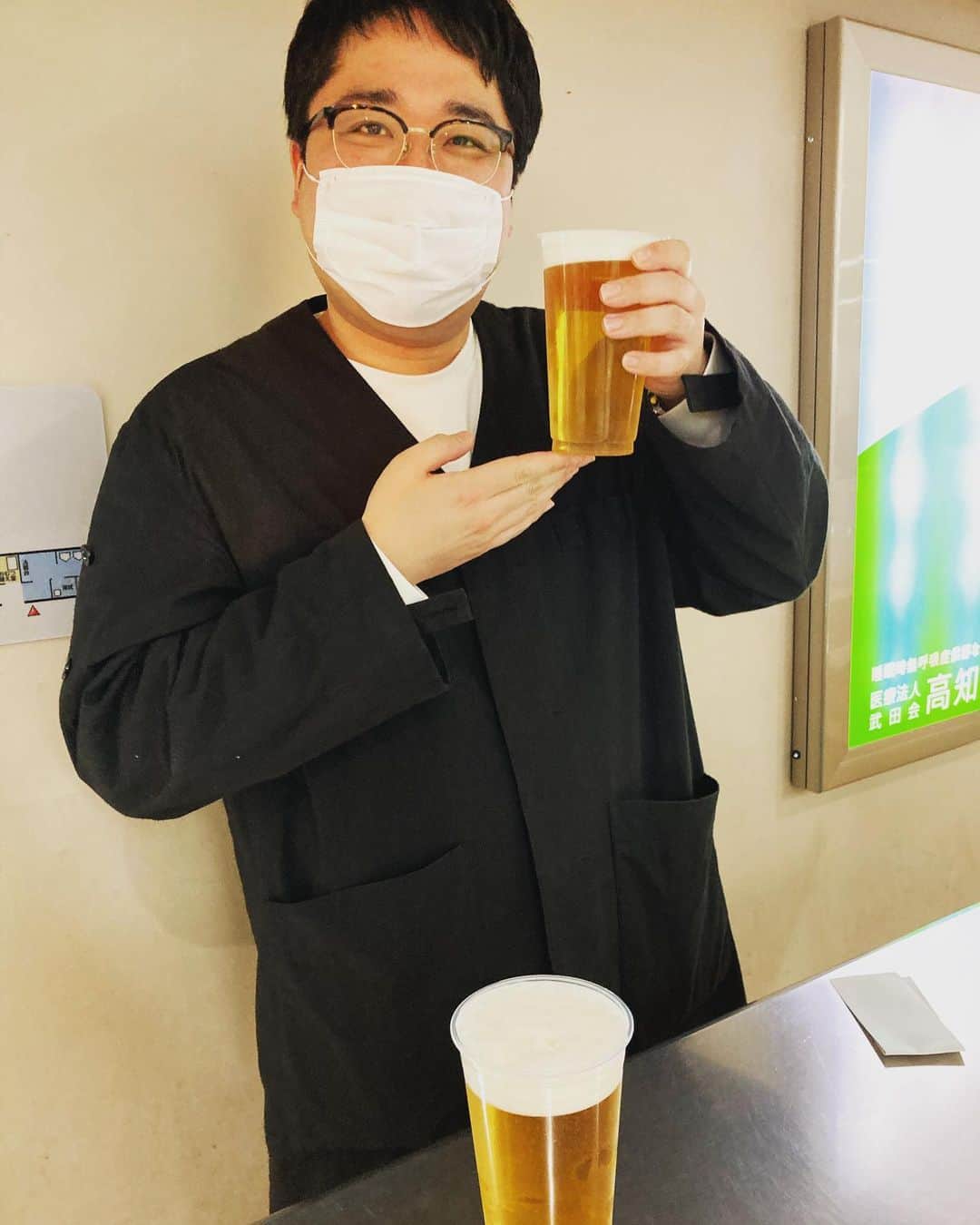 畠中悠のインスタグラム：「高知ありがとうございました！ 空港にて村上チャンプと！ パンクブーブー黒瀬さんに買っていただきました！」