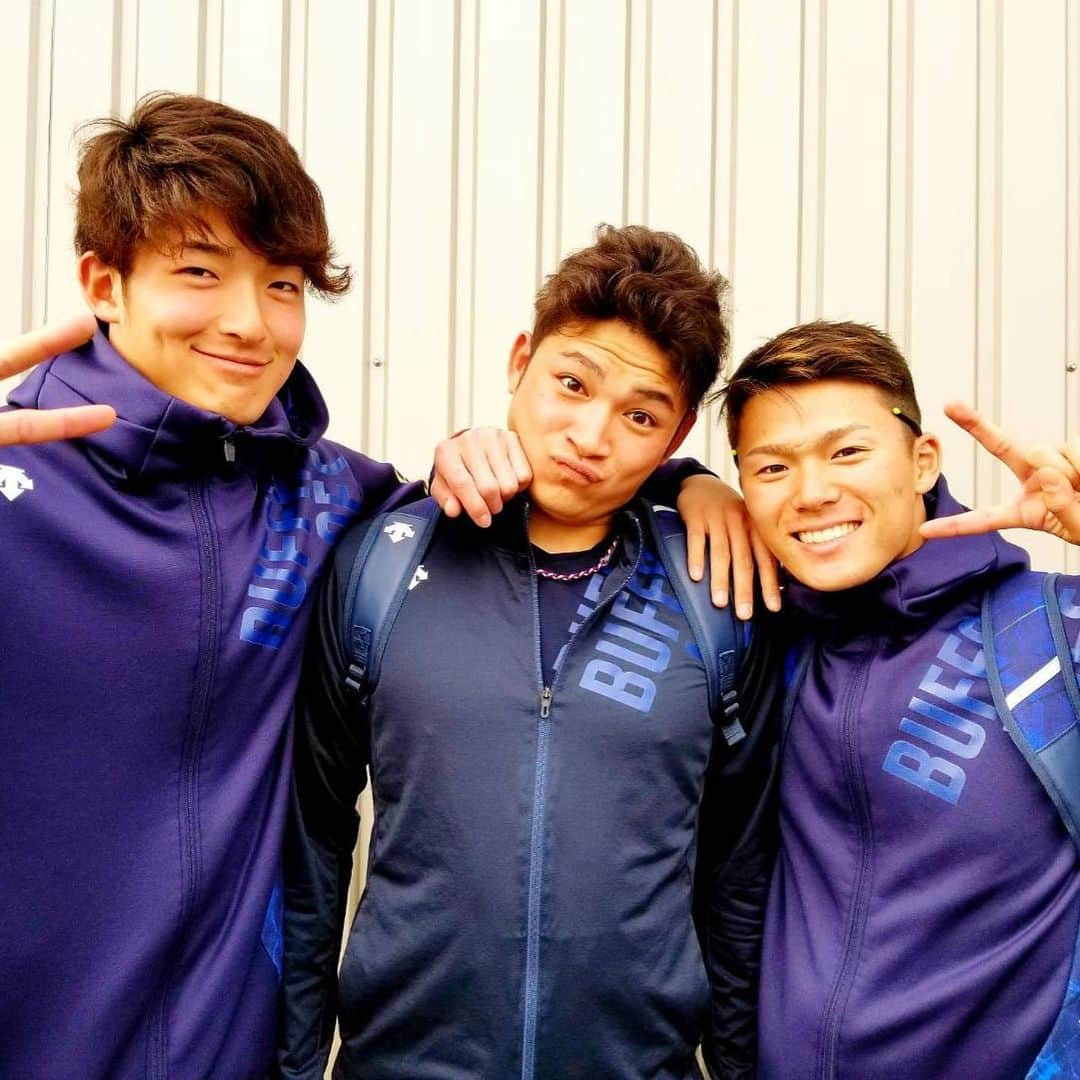 山本由伸さんのインスタグラム写真 - (山本由伸Instagram)「同い年の2人✨ 2枚目は多分2年前の写真です！ 2年ではあまり変化ないような、結構変わってるような🙄  #榊原翼#山﨑颯一郎 #オリックスバファローズ #花粉症」2月23日 18時14分 - yoshinobu__yamamoto