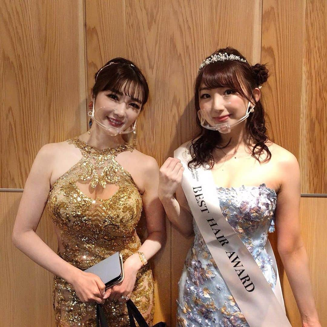 尻無浜冴美さんのインスタグラム写真 - (尻無浜冴美Instagram)「#missvivianajapan 審査員の森下悠里さん(@yuurimorishita )✨ 美しくてスタイル良すぎてドキドキした🥰 実は美容院が一緒でずっとお会いしたかったから嬉しかったです♪ 一目惚れして選んだこのドレスも、悠里ちゃんデザインの物で運命を感じました！お花の刺繍、スパンコールが散りばめられててめちゃくちゃかわいいんです( *´꒳`*)ｷｭﾝ♥ このドレスを着ることができてよかった💖  #ミスコンドレス  #森下悠里ちゃんのドレス  #missviviana #ミスコン  #17ライブ  #17live」2月23日 18時15分 - saemi_shinahama