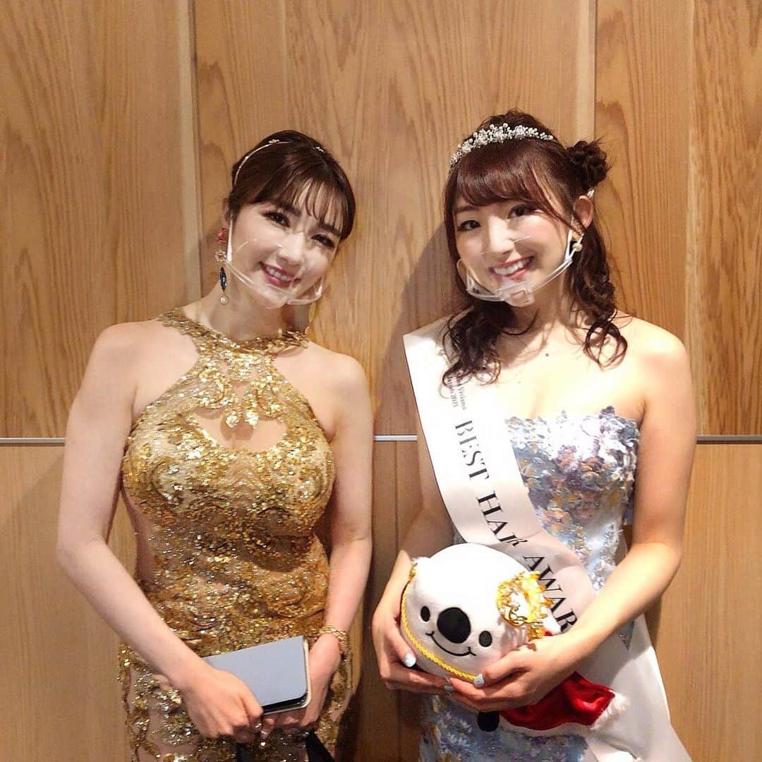 尻無浜冴美のインスタグラム：「#missvivianajapan 審査員の森下悠里さん(@yuurimorishita )✨ 美しくてスタイル良すぎてドキドキした🥰 実は美容院が一緒でずっとお会いしたかったから嬉しかったです♪ 一目惚れして選んだこのドレスも、悠里ちゃんデザインの物で運命を感じました！お花の刺繍、スパンコールが散りばめられててめちゃくちゃかわいいんです( *´꒳`*)ｷｭﾝ♥ このドレスを着ることができてよかった💖  #ミスコンドレス  #森下悠里ちゃんのドレス  #missviviana #ミスコン  #17ライブ  #17live」