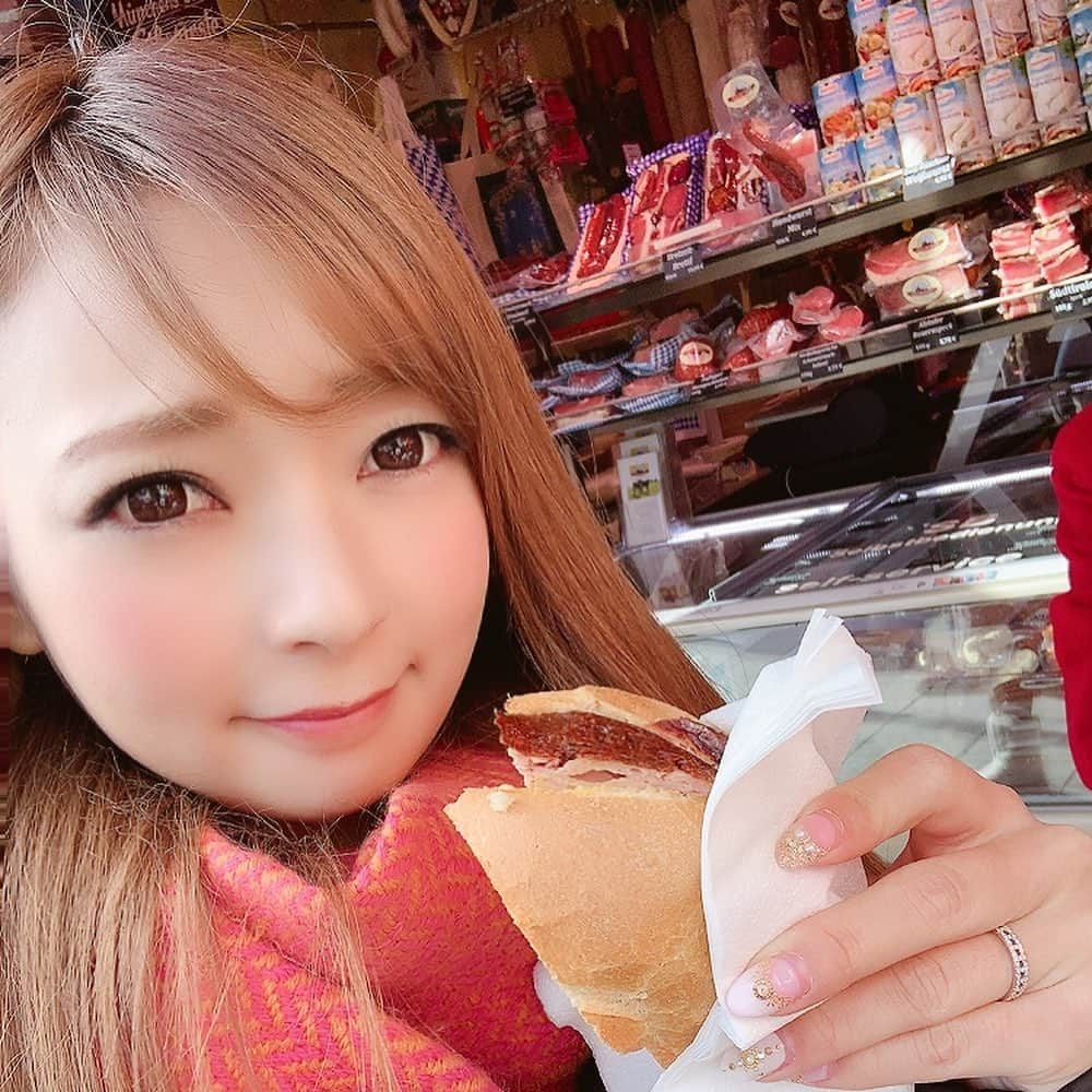 安藤麻貴さんのインスタグラム写真 - (安藤麻貴Instagram)「ドイツの思い出🇩🇪✨  ミュンヘンのお肉屋さんにて☺️ パンに好きなソーセージ(ハム？)を挟んでくれたよ🤗🍖 モグモグしながらお散歩💗  #過去pic #ドイツ #Germany #🇩🇪 #ミュンヘン #サンドイッチ #旅行 #たびすたぐらむ」2月23日 18時15分 - maki_nyan_3