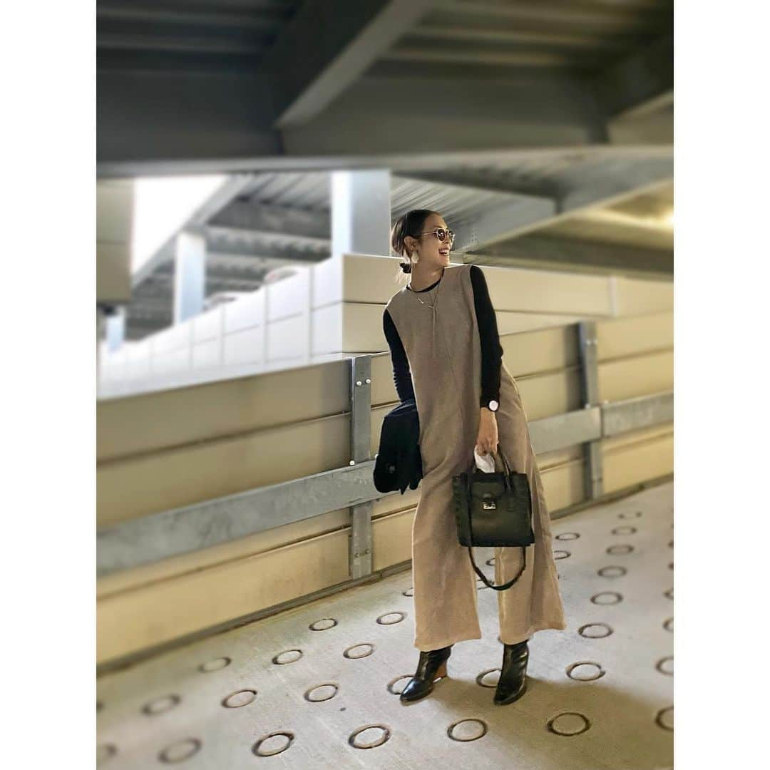 小林有里さんのインスタグラム写真 - (小林有里Instagram)「♡ hanaboと一緒に おチビお迎えな日。 . こんな日常なことが 超楽しいです😚 . . ４月からはまた忙しいかな。 . 嬉しさみし。 . . . この日は コーデュロイで 大人なオールインワンを♡ . ジャケットもon。 . . ワイドだけど 上半身はスッキリなの。 ポケットもあるし機能性もバッチリ！ . 大事！ . . allinone... @classicalelf_official  . . . #fashion#kobafashion  #classicalelf#locari  #クラシカルエルフ#エルフコーデ #サロペット#オールインワン #ワイドシルエット#コーデュロイ #大人カジュアル」2月23日 18時25分 - lilyshandmade