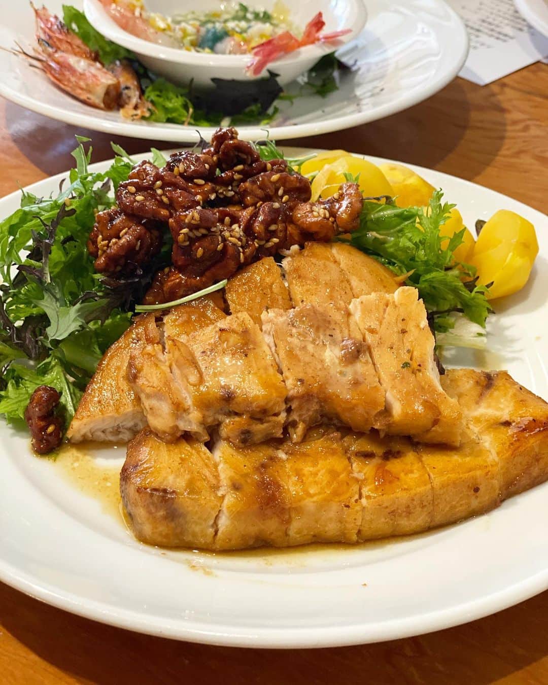 イトウジュン（タイ料理研究家）さんのインスタグラム写真 - (イトウジュン（タイ料理研究家）Instagram)「築地魚がしコンシェルジュメンバーと特別イベント 川嶋中華の会＠大森　　  噂に聞いていた通り コスパ最強　高級食材たっぷり 美味しい中華最高でした。  出張シェフで有名な 川嶋 健司シェフの 魚がしコンシェルジュのためのシーフード🦑中華の会　  フカヒレスープってこのお値段なのに丸ごと入ってる❣️ エビチリは天使のエビ🦐 マグロは本マグロ中トロとインドマグロ 甘エビゆずドレッシング最高❣️  今回はビルの建て替えとのとこで次回未定らしいです。  #川嶋健司シェフ  #出張シェフ  #海鮮  #中華料理  #築地魚がしコンシェルジュ  #目利き協会  #魚好きな人と繋がりたい  #魚  #魚河岸  #天使のエビ #フカヒレ姿煮  #フカヒレスープ  #エビ好き  #会員制  #予約困難  #大森グルメ  #コラボイベント  #本マグロ  #インドマグロ  #エビチリ」2月23日 18時18分 - junito.13
