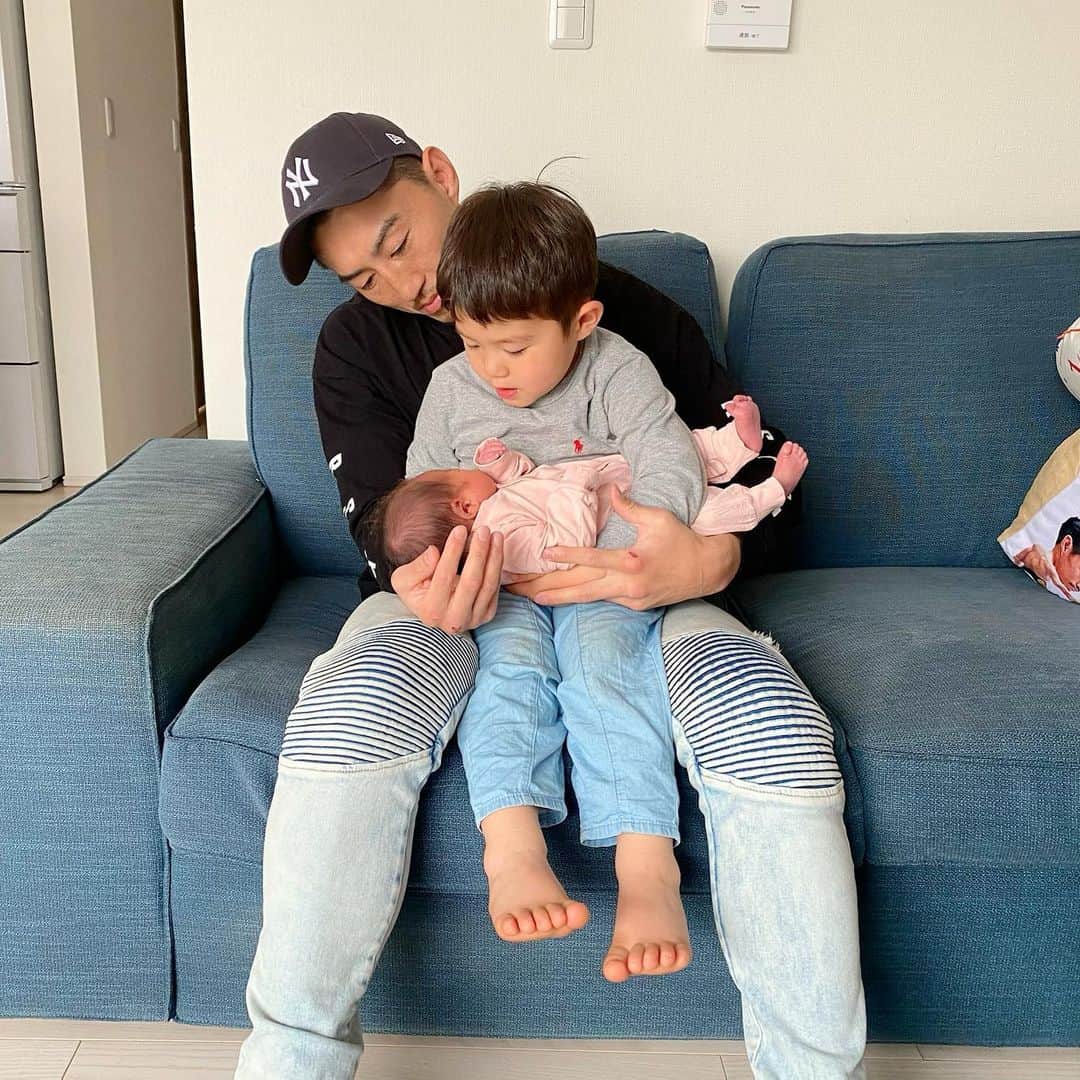 山崎秀晃のインスタグラム：「初抱っこ👶🏻👦🏻👨🏻」